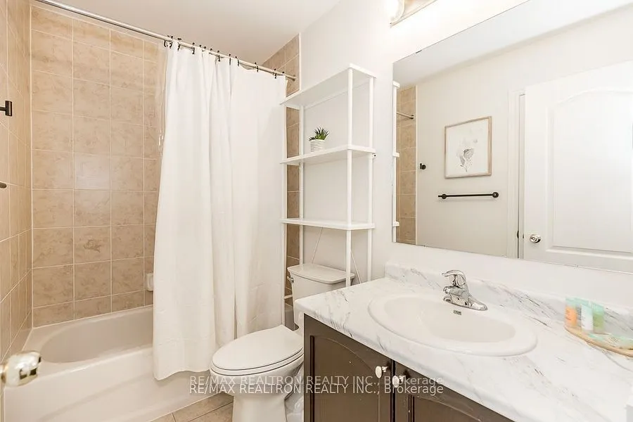 28 Donald Buttress Boulevard W