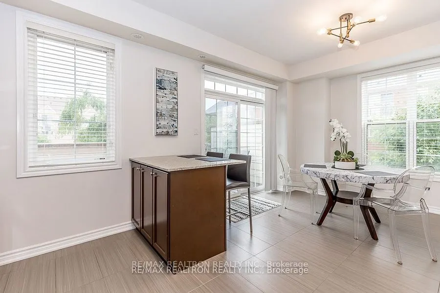 28 Donald Buttress Boulevard W