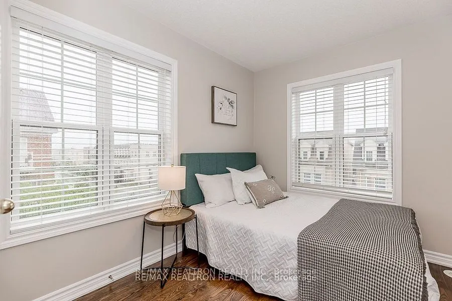 28 Donald Buttress Boulevard W