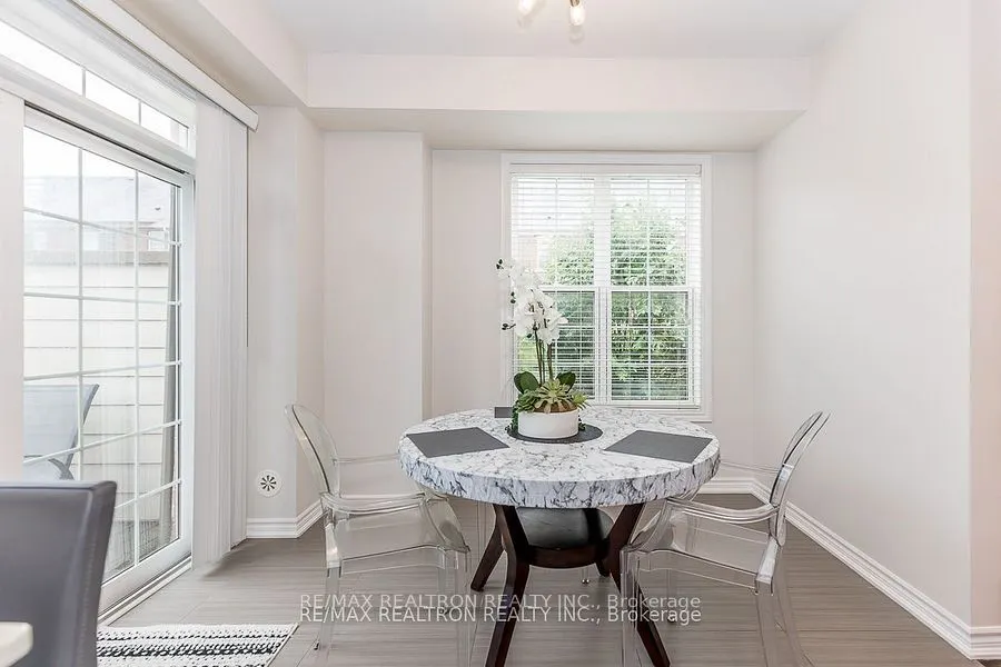 28 Donald Buttress Boulevard W