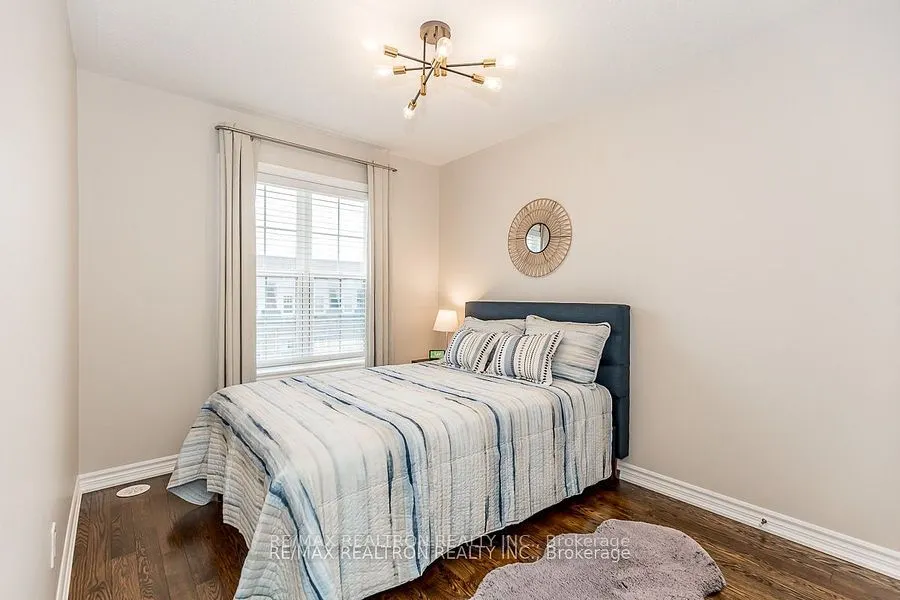 28 Donald Buttress Boulevard W