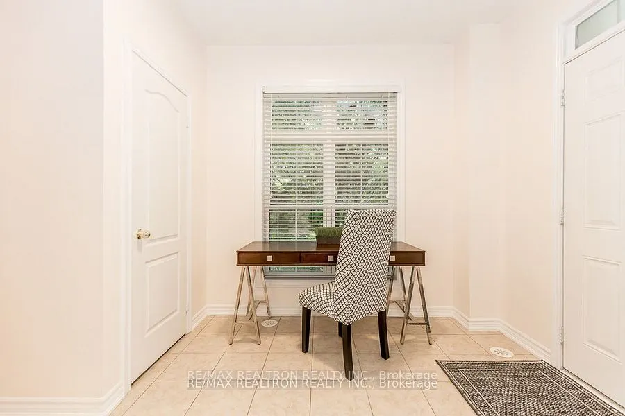 28 Donald Buttress Boulevard W