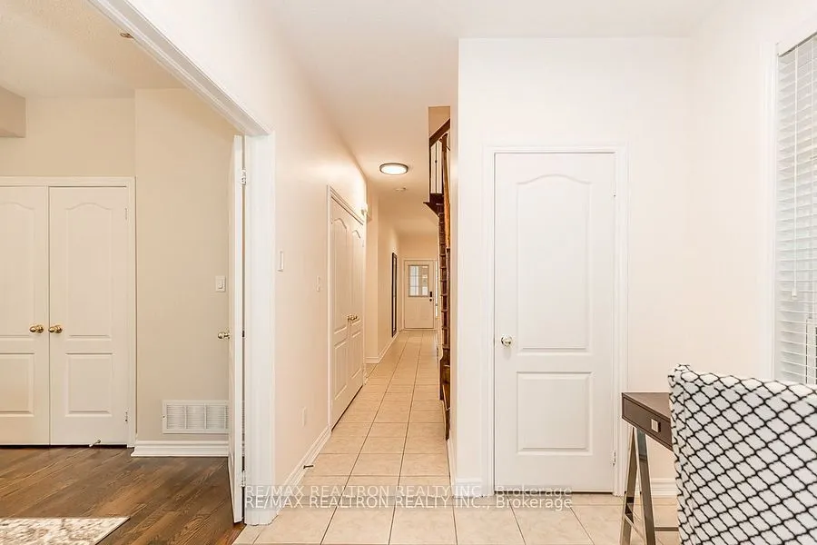 28 Donald Buttress Boulevard W