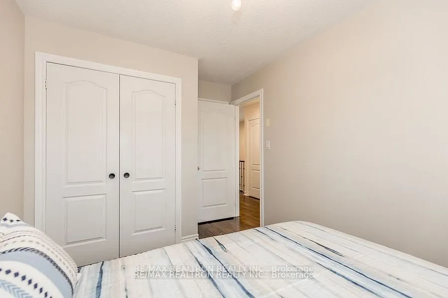 28 Donald Buttress Boulevard W