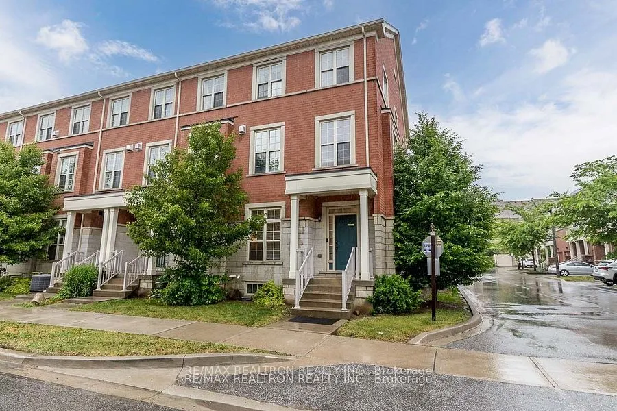 28 Donald Buttress Boulevard W