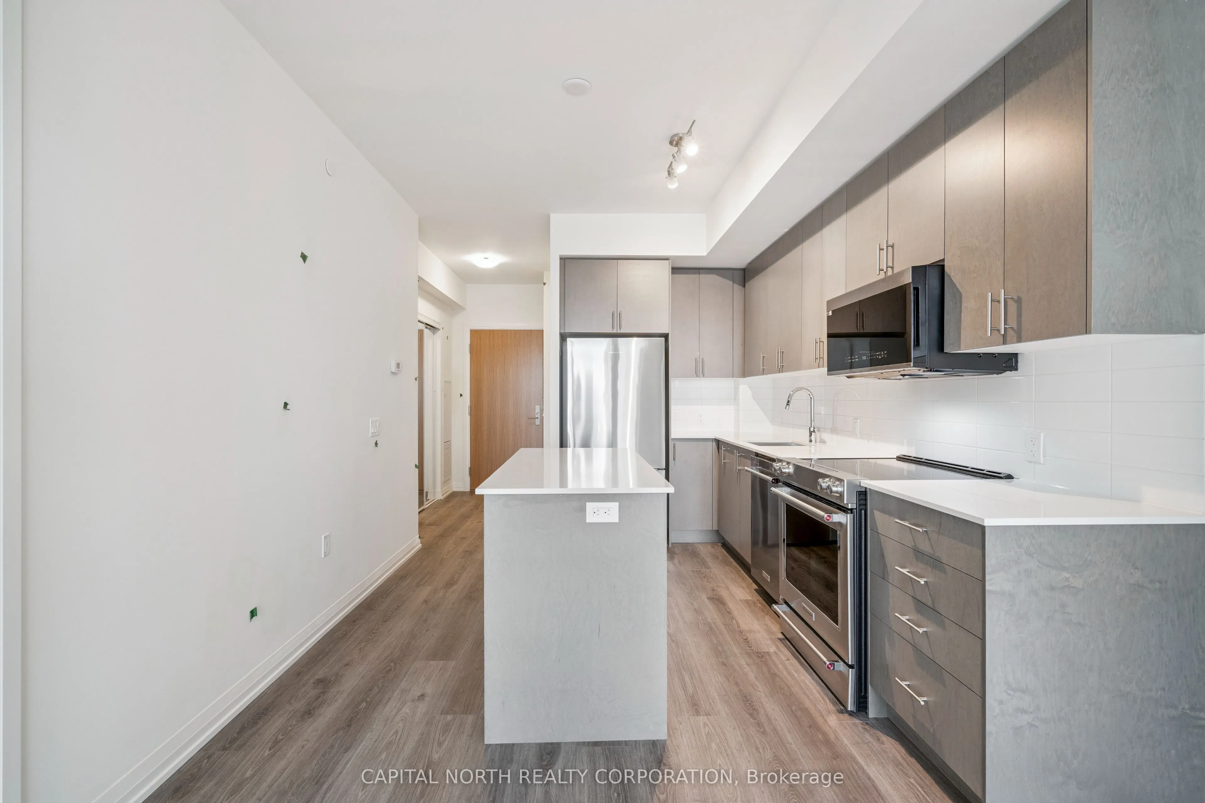 8960 Jane Street, #815