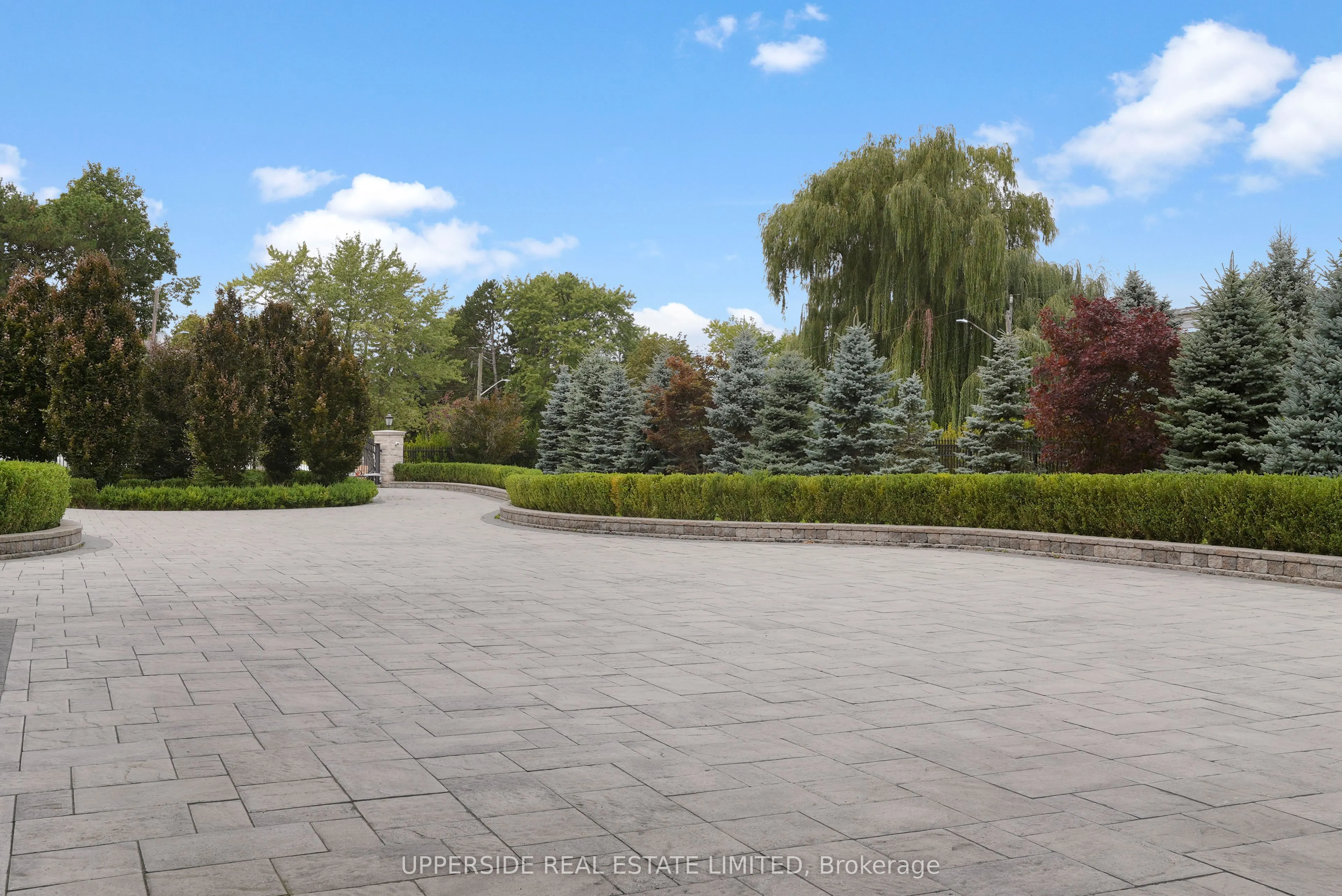 29 Riverside Boulevard W