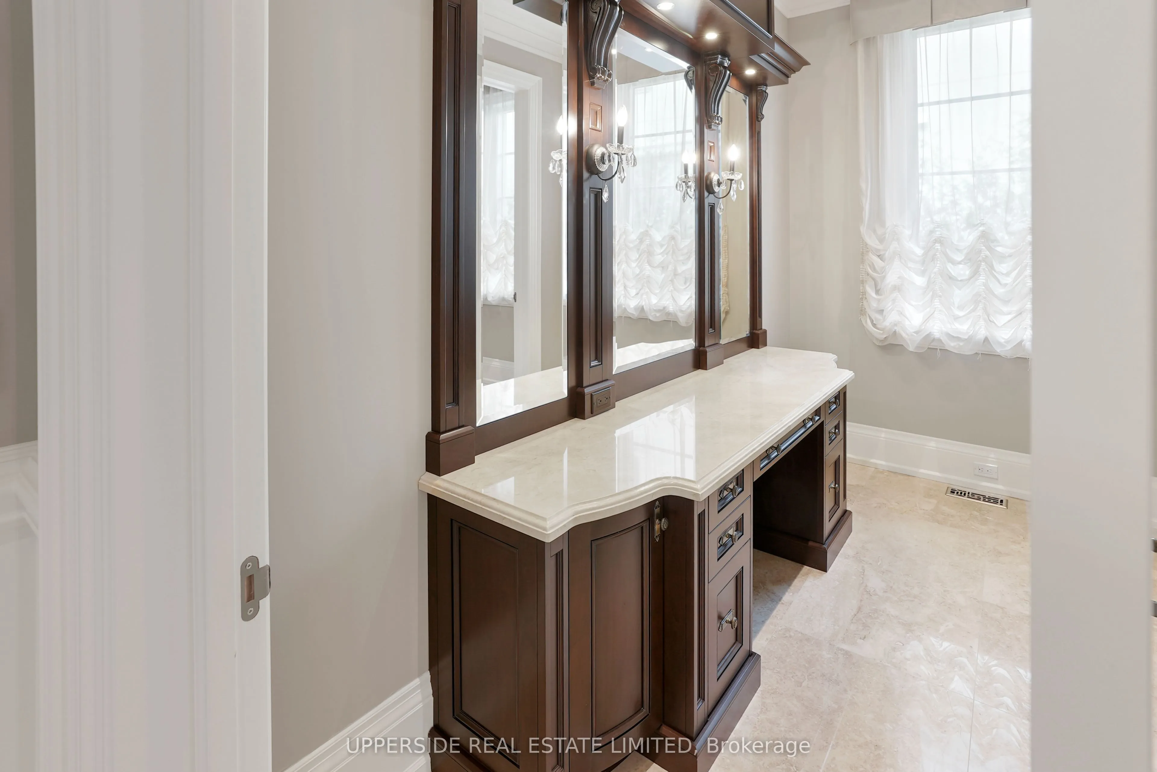29 Riverside Boulevard W