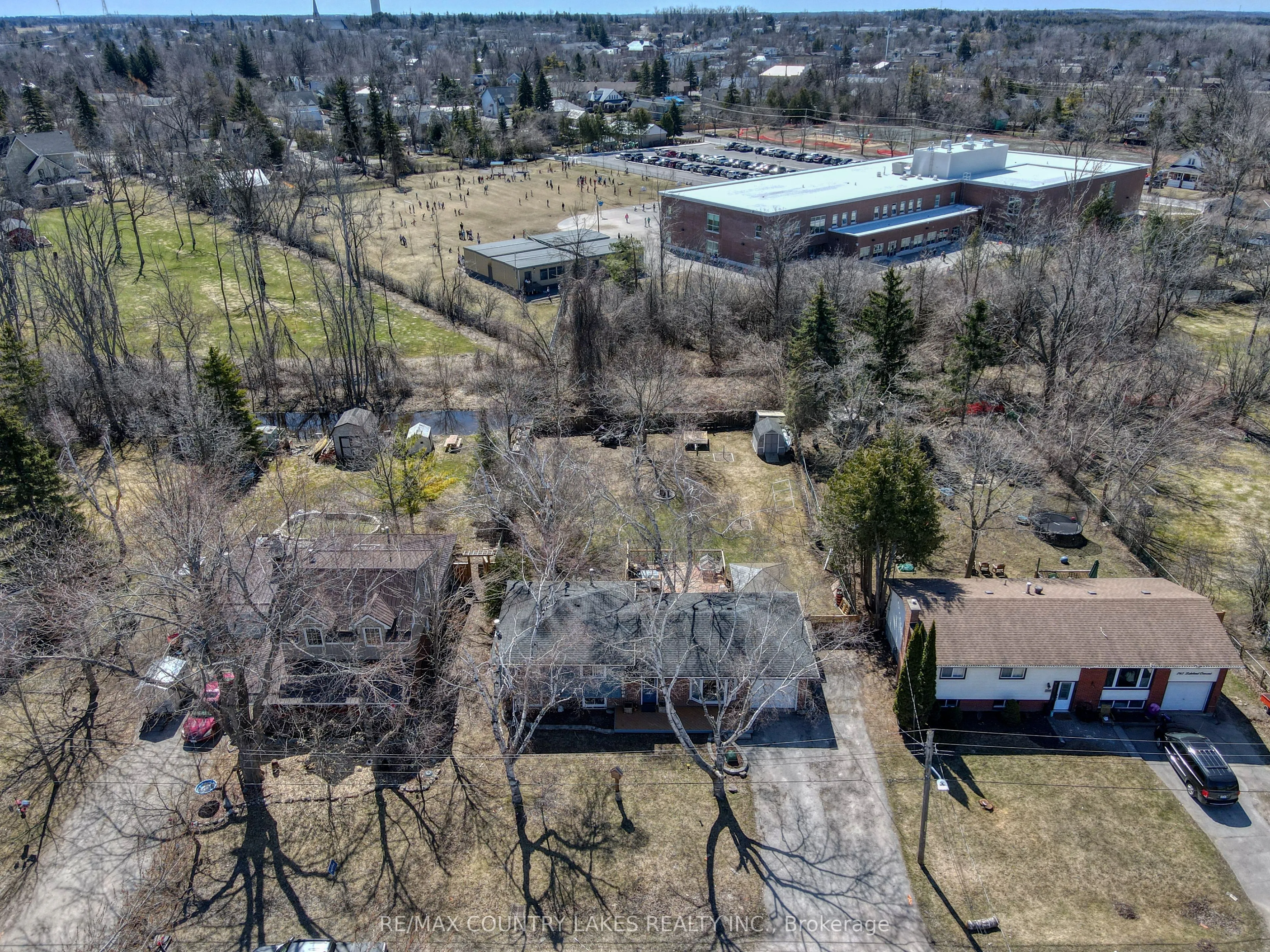 271 Lakeland Crescent