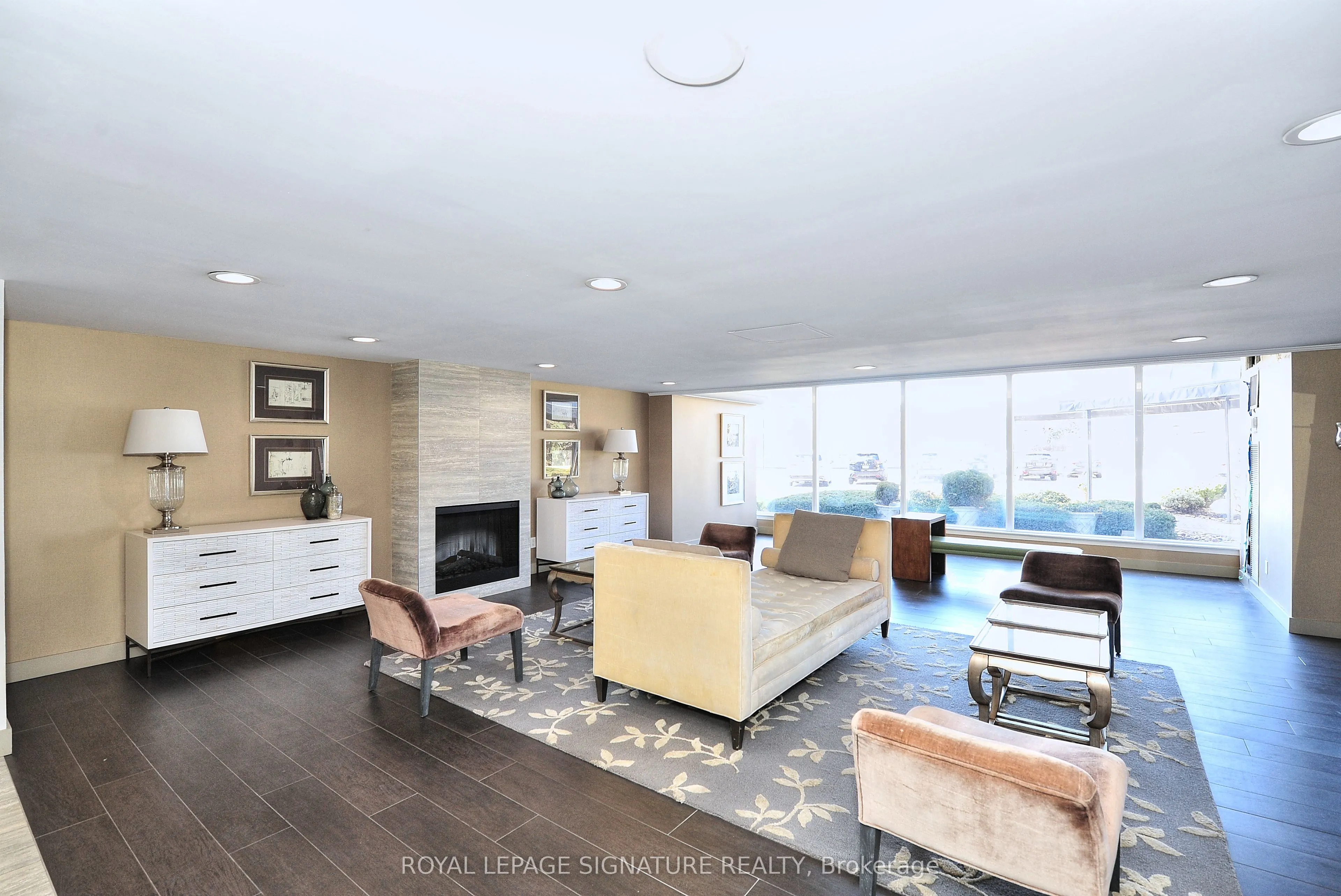 7811 Yonge Street, #1208