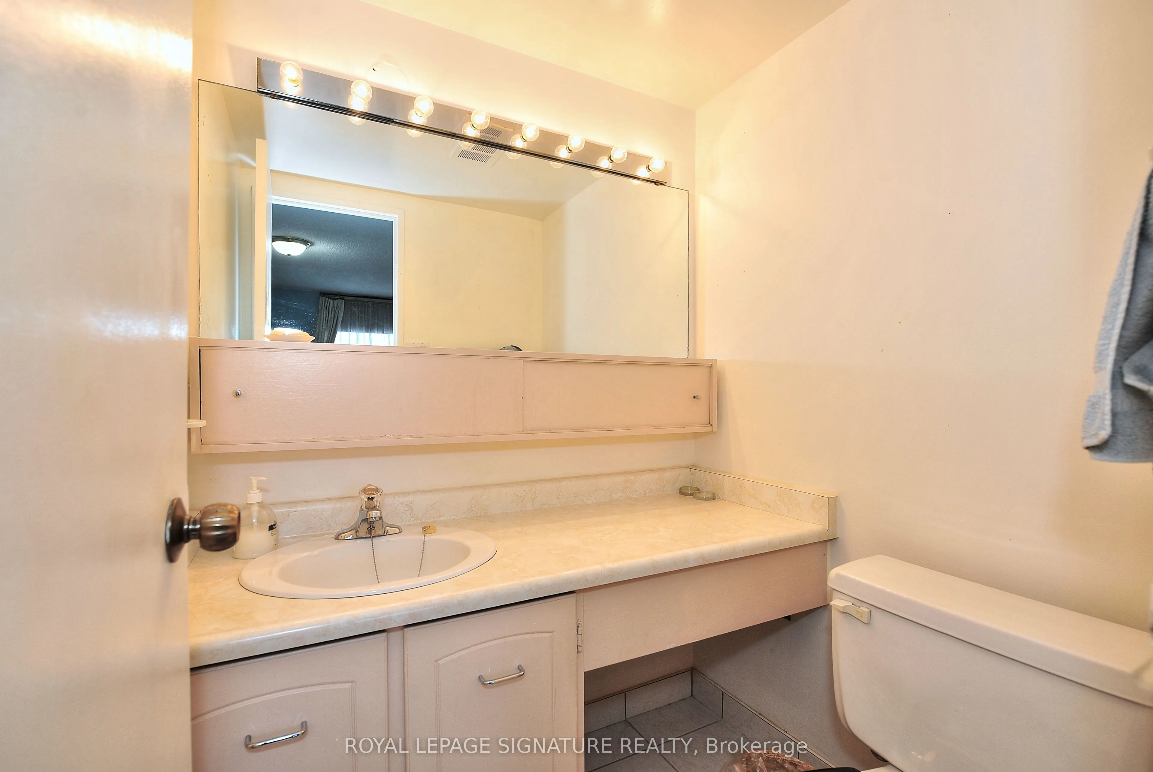 7811 Yonge Street, #1208