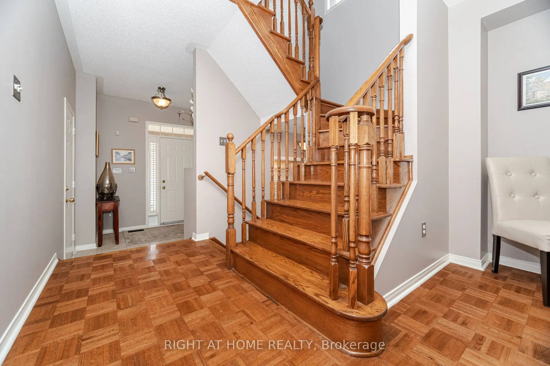 910 Oaktree Crescent