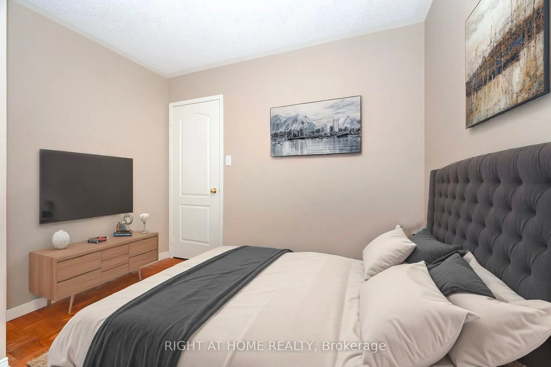910 Oaktree Crescent