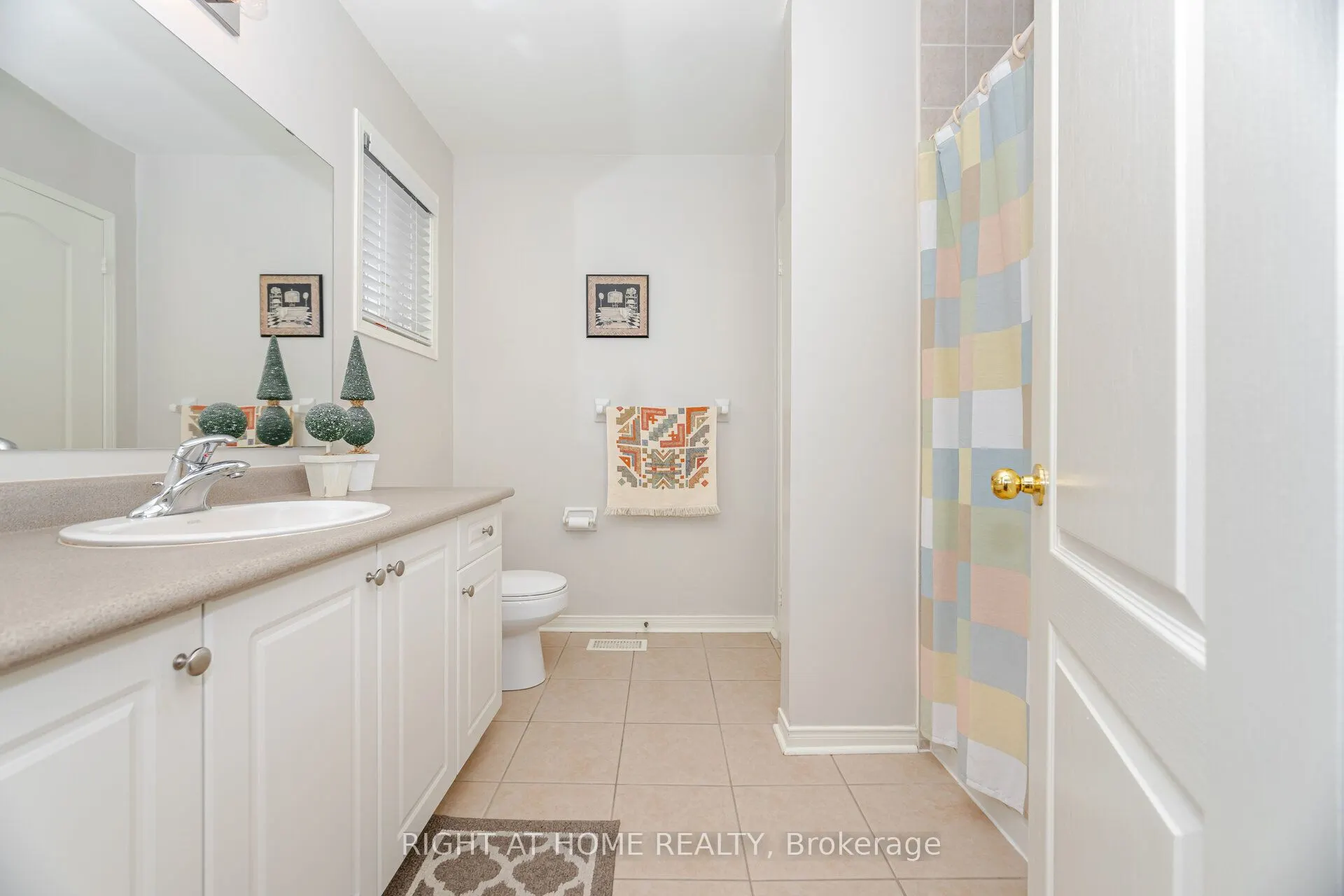 910 Oaktree Crescent