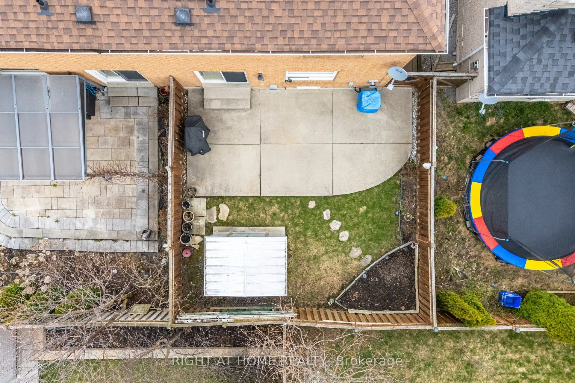 910 Oaktree Crescent