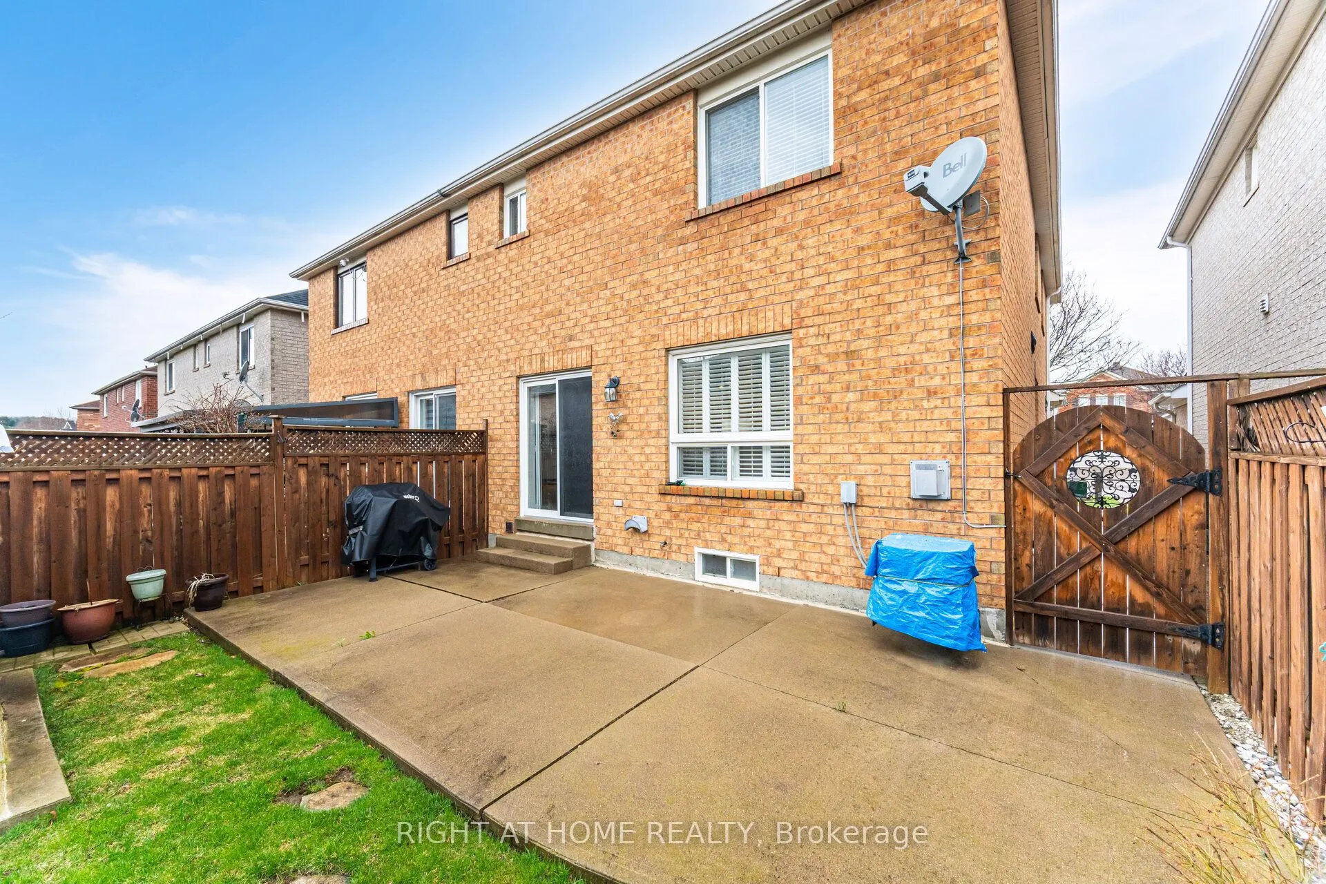 910 Oaktree Crescent