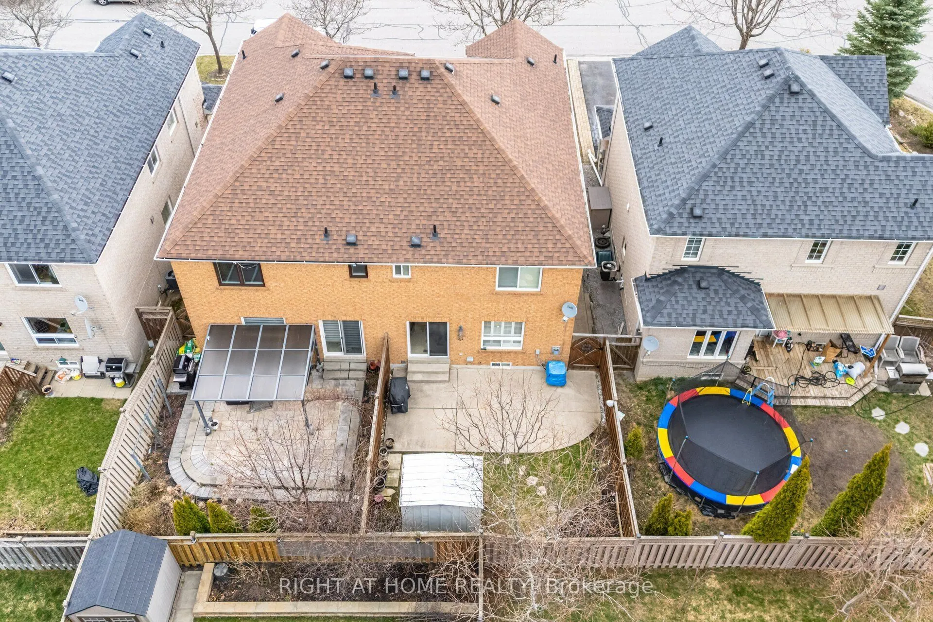 910 Oaktree Crescent