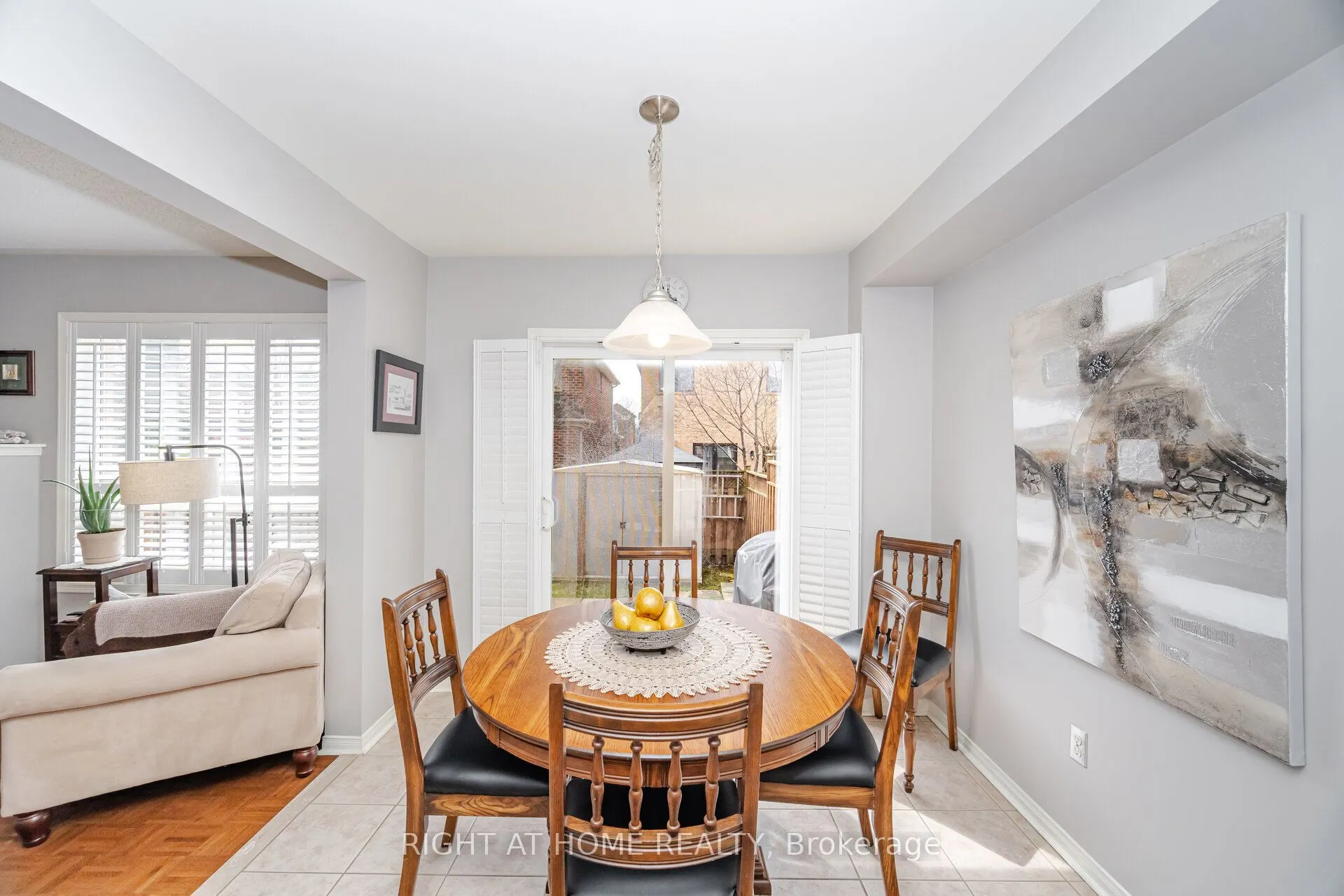 910 Oaktree Crescent