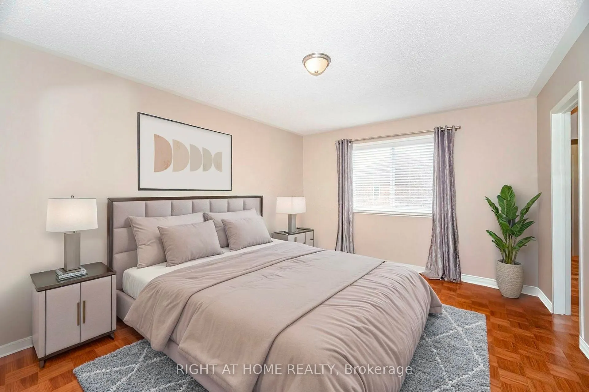 910 Oaktree Crescent