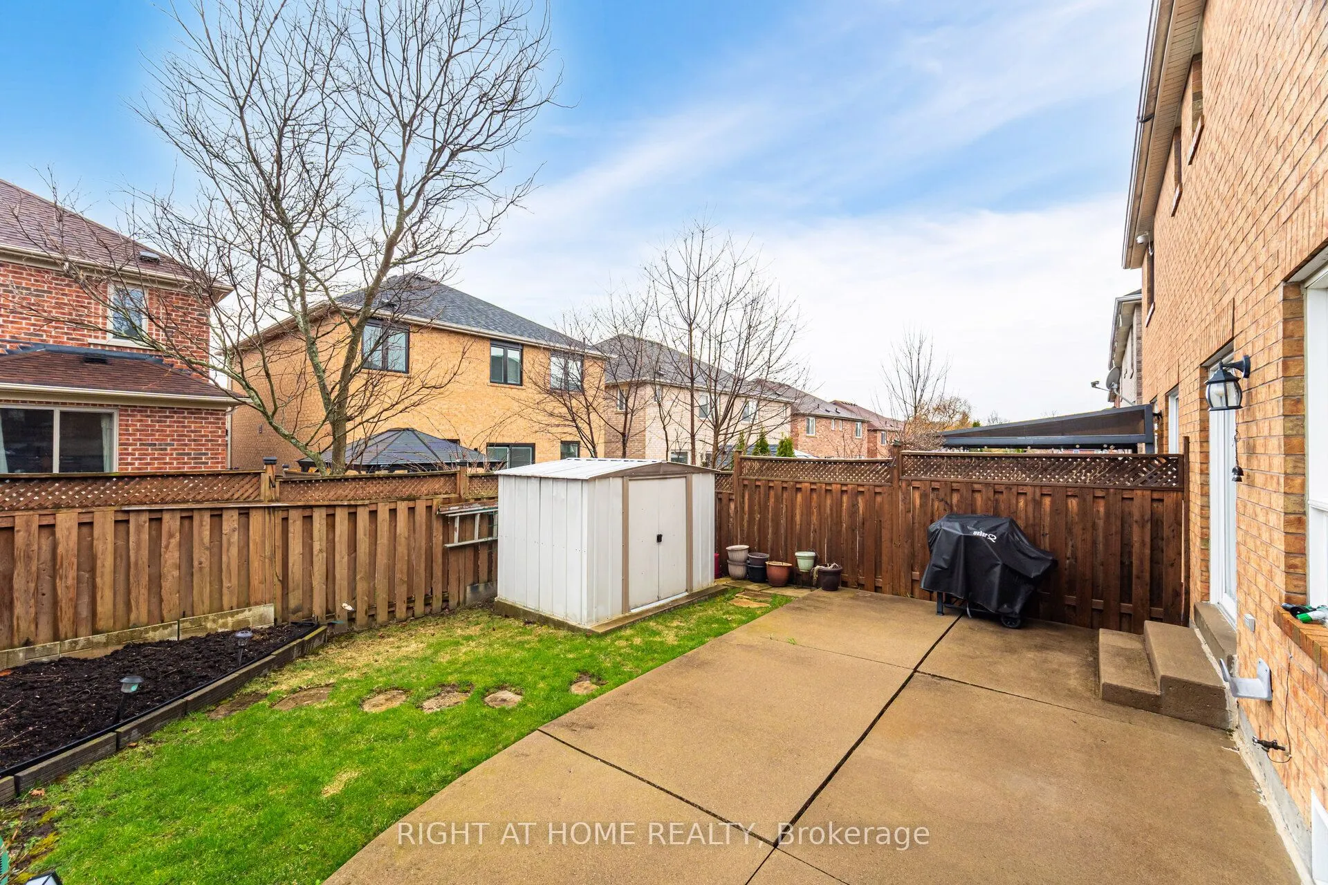 910 Oaktree Crescent