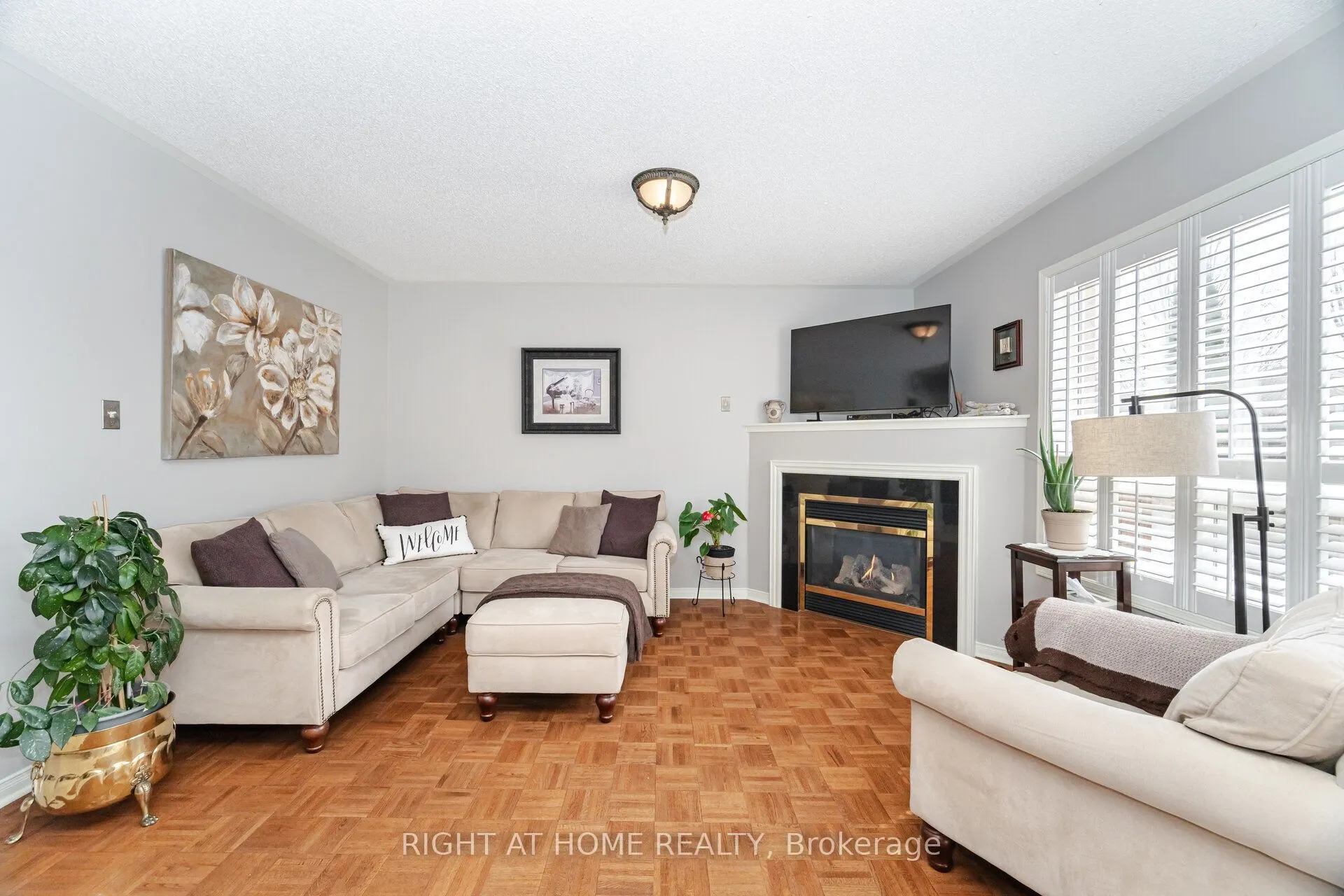 910 Oaktree Crescent