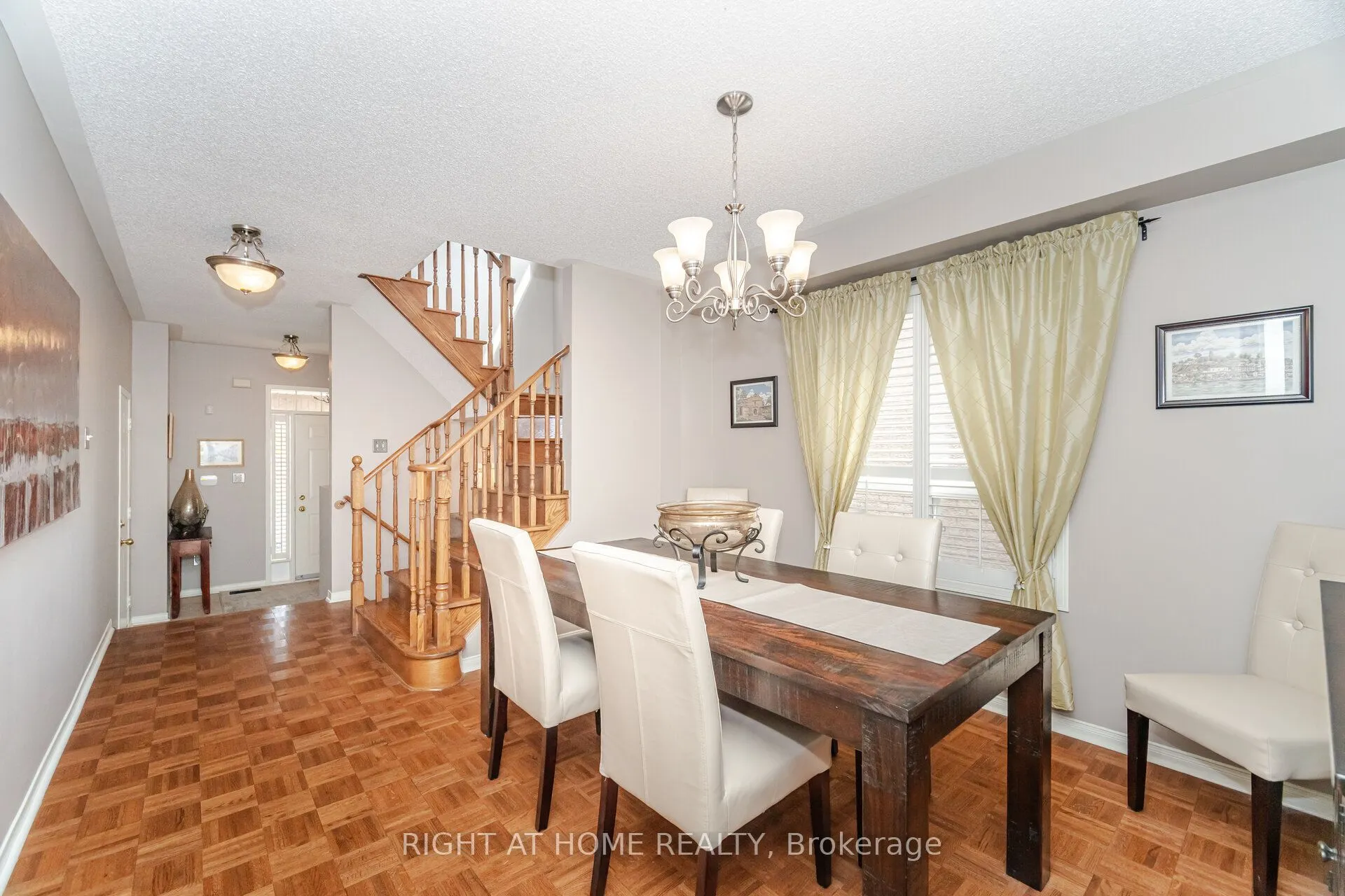 910 Oaktree Crescent