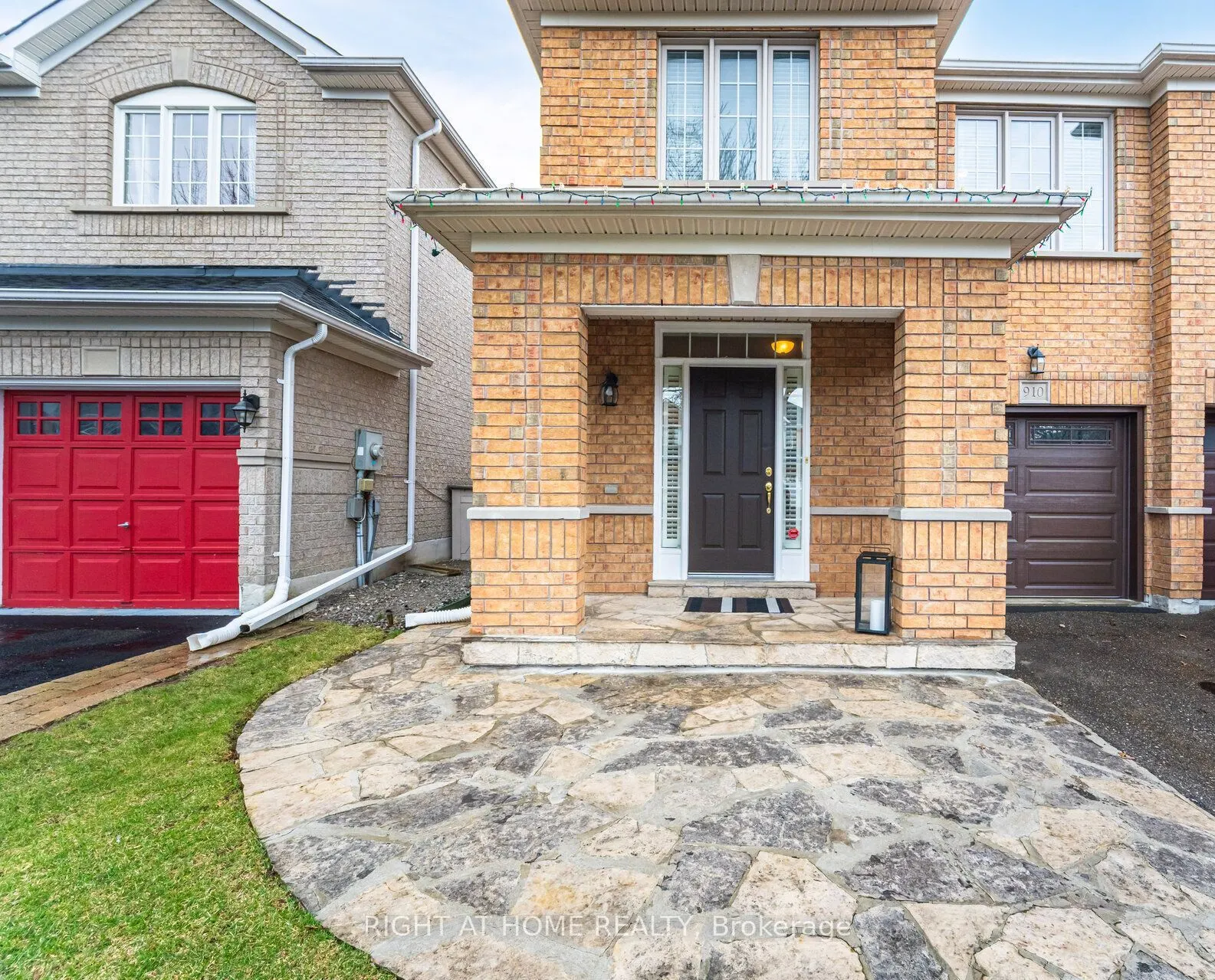 910 Oaktree Crescent