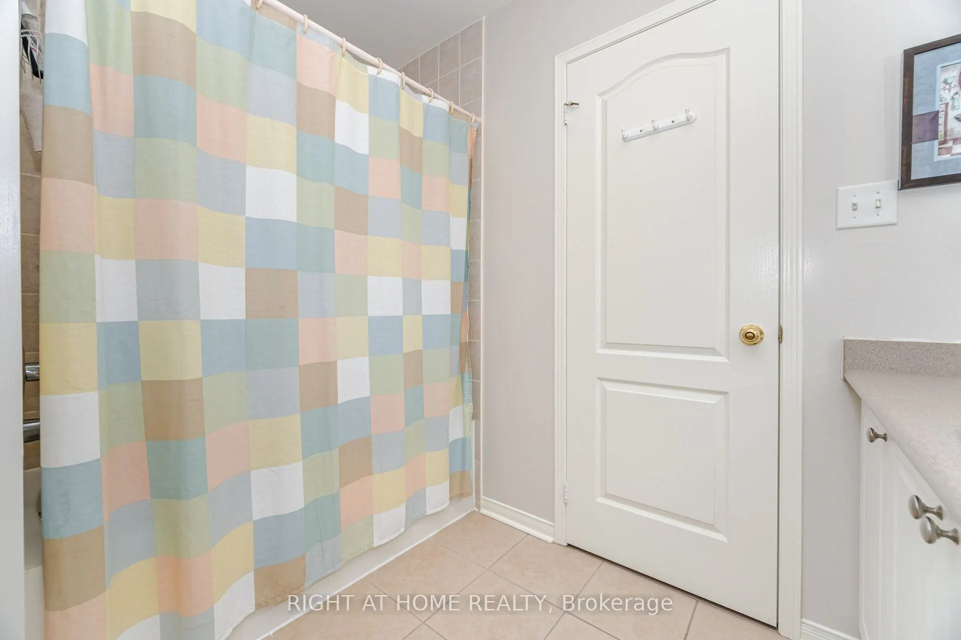 910 Oaktree Crescent