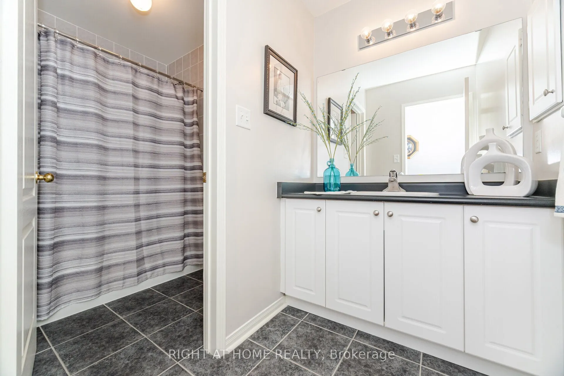 910 Oaktree Crescent