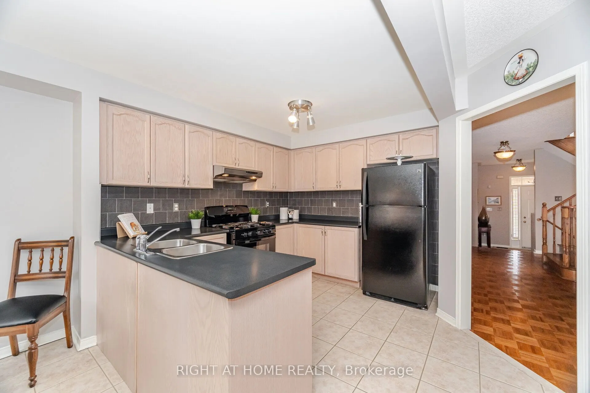 910 Oaktree Crescent