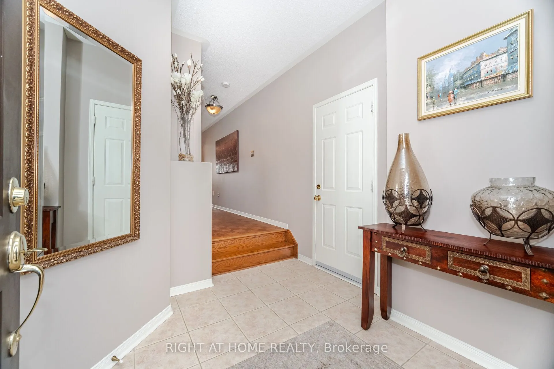 910 Oaktree Crescent