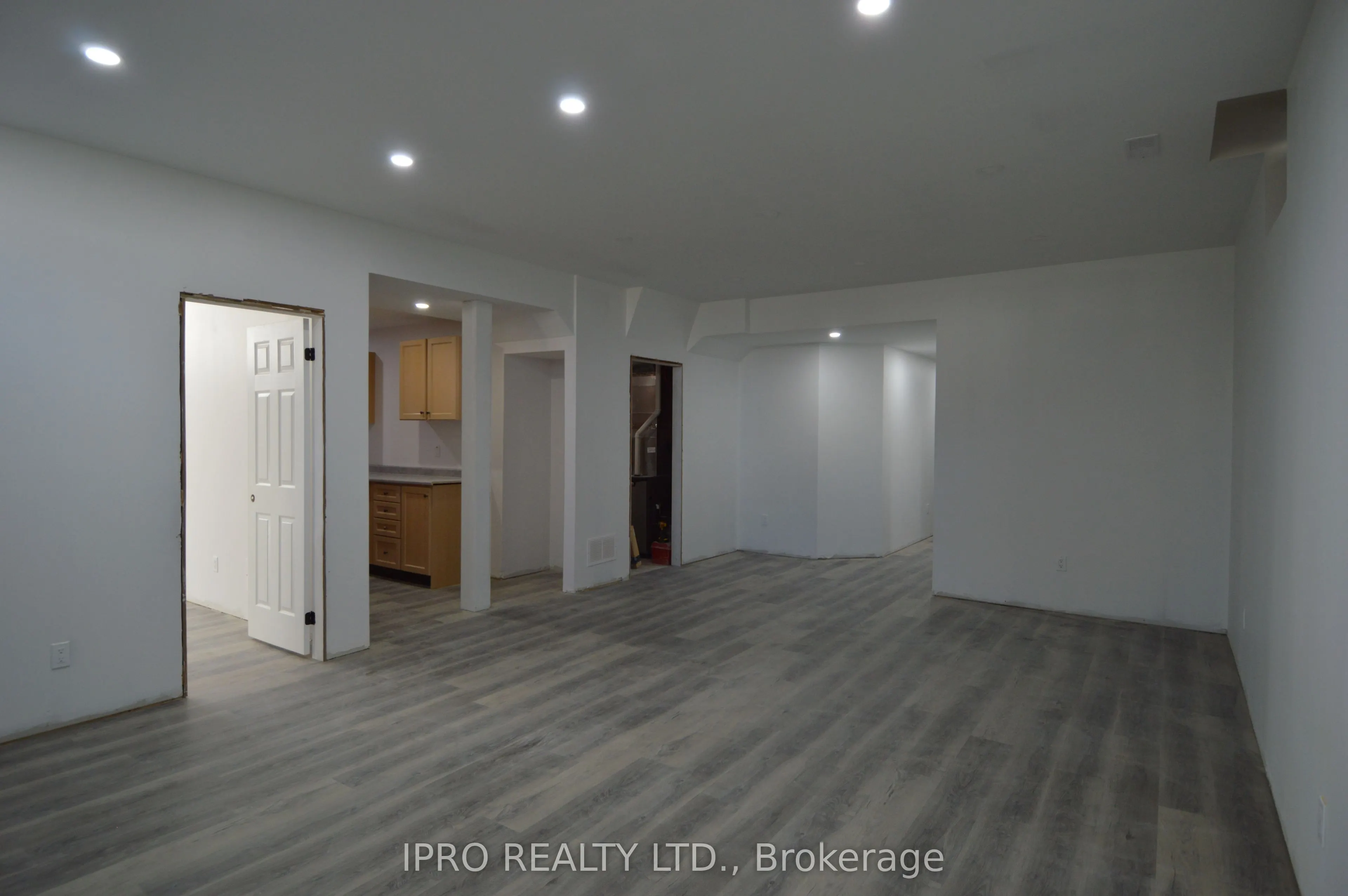 44 Albert Street W