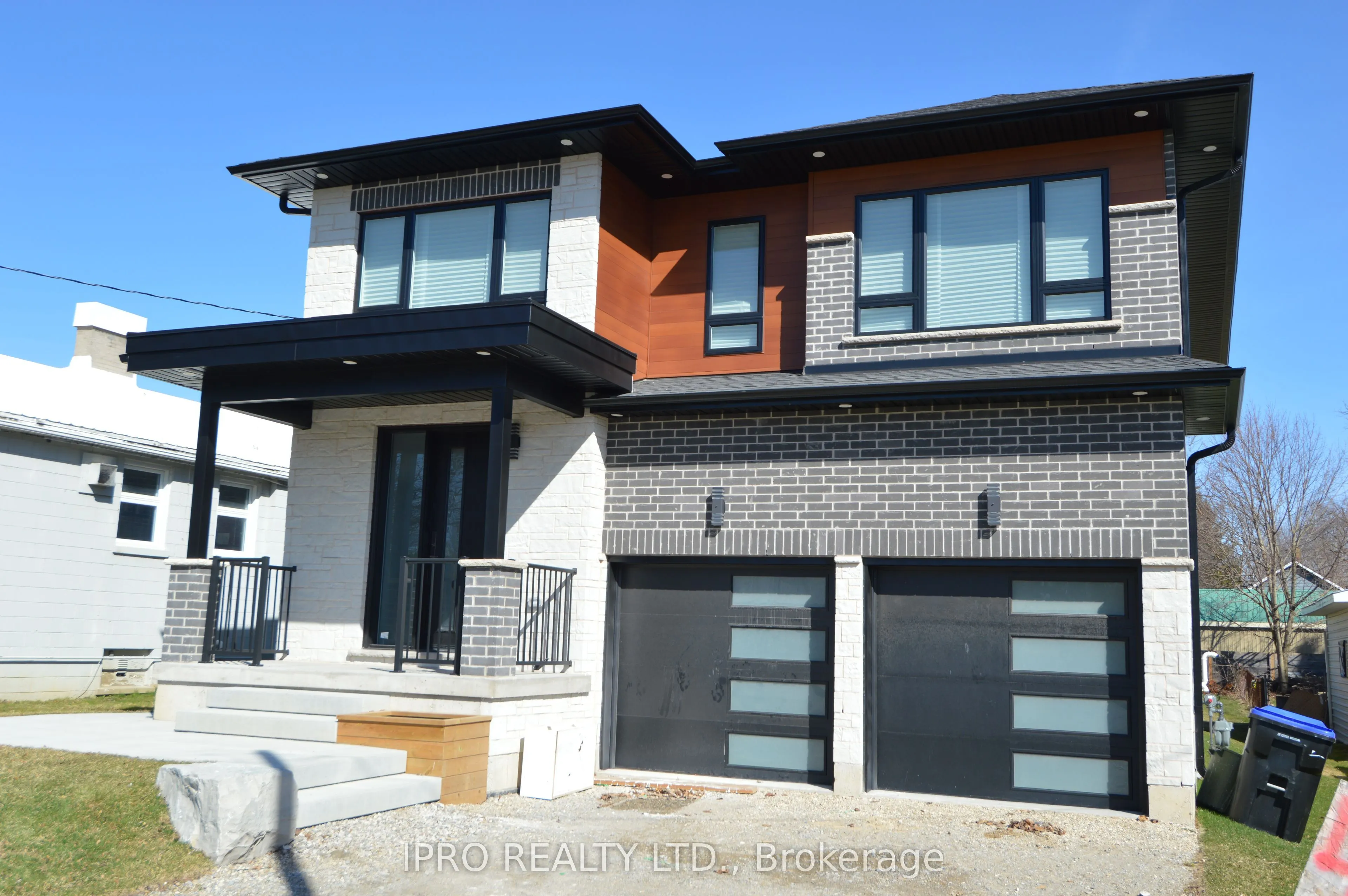 44 Albert Street W
