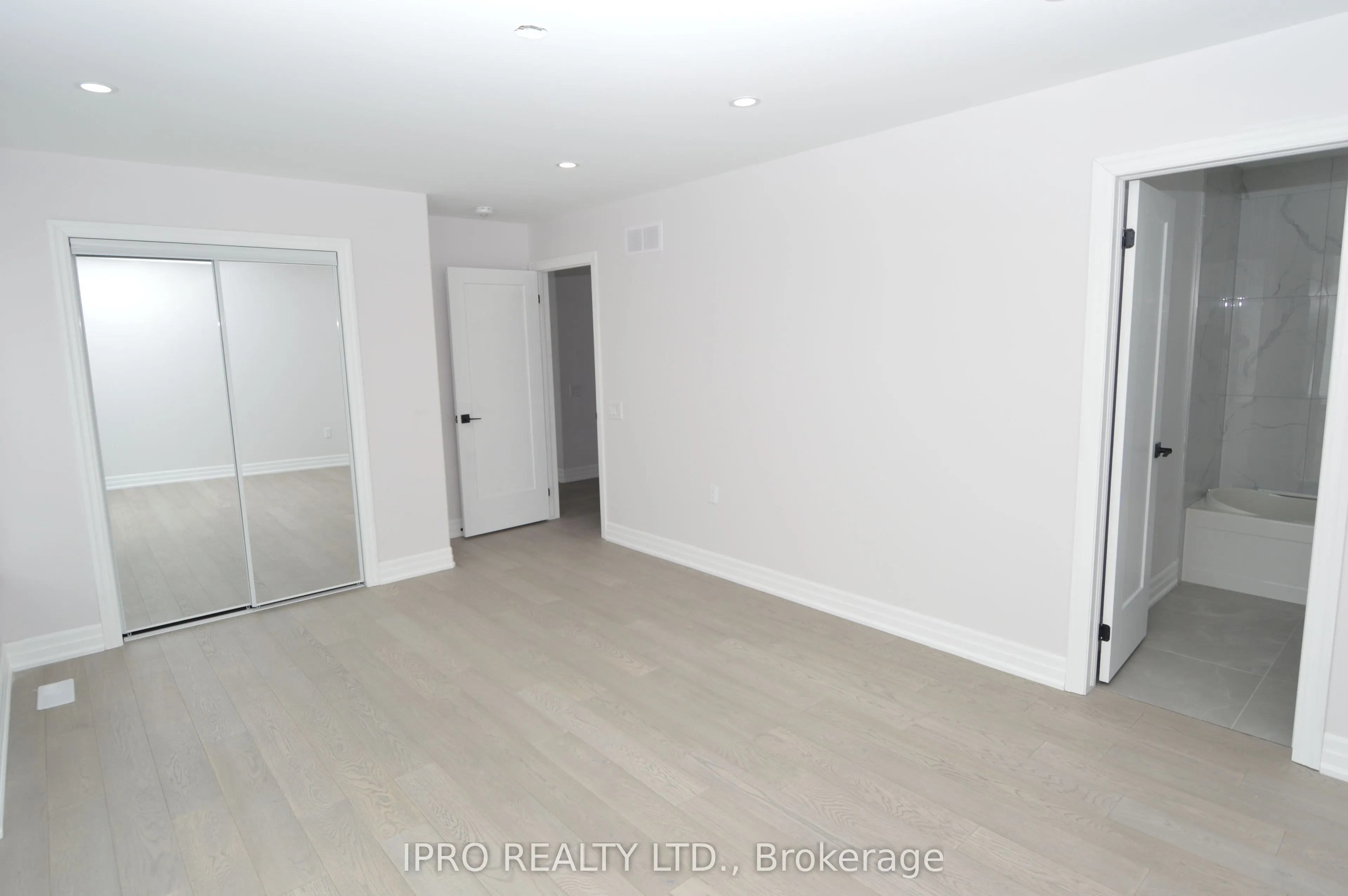 44 Albert Street W