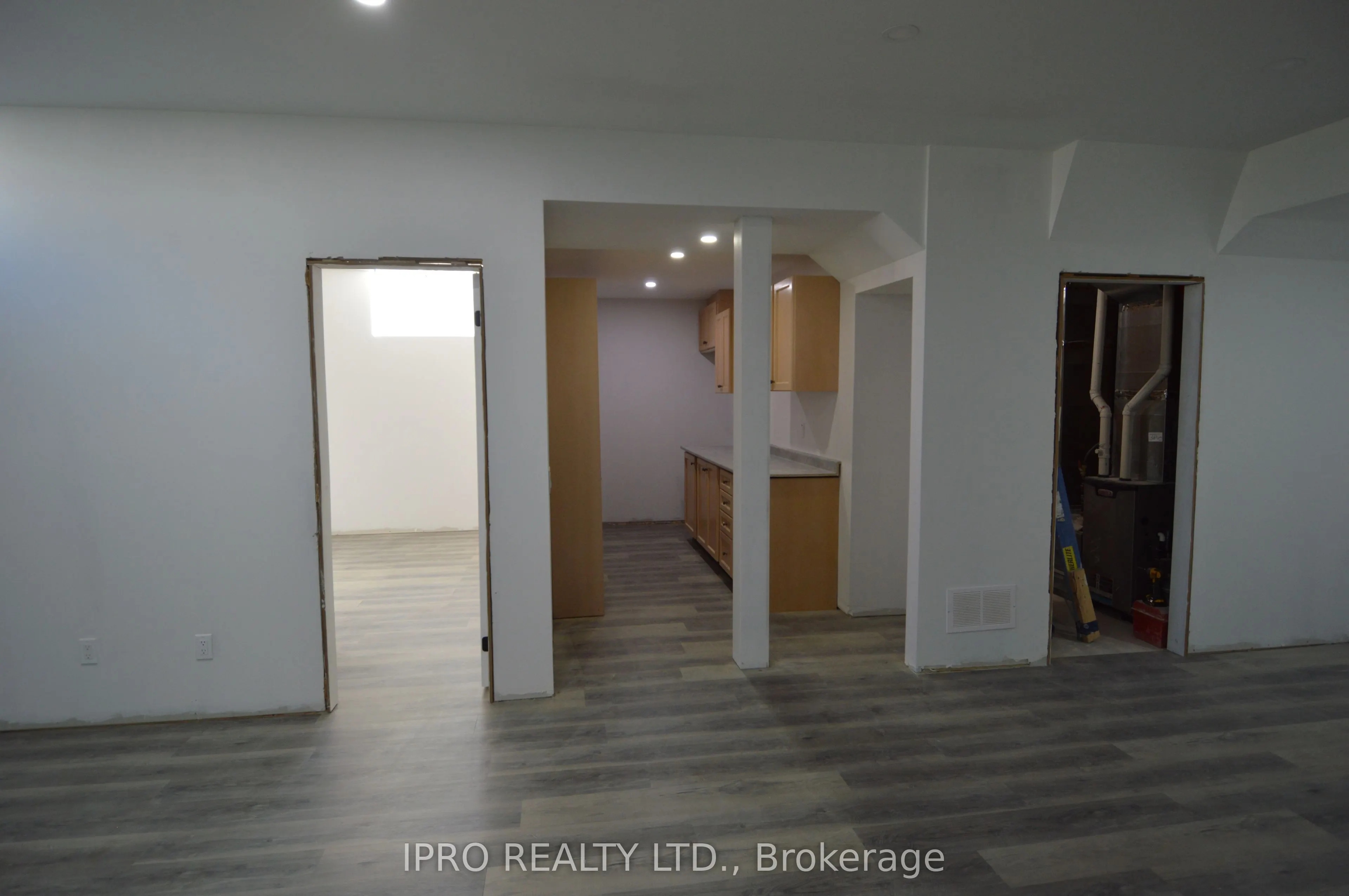 44 Albert Street W