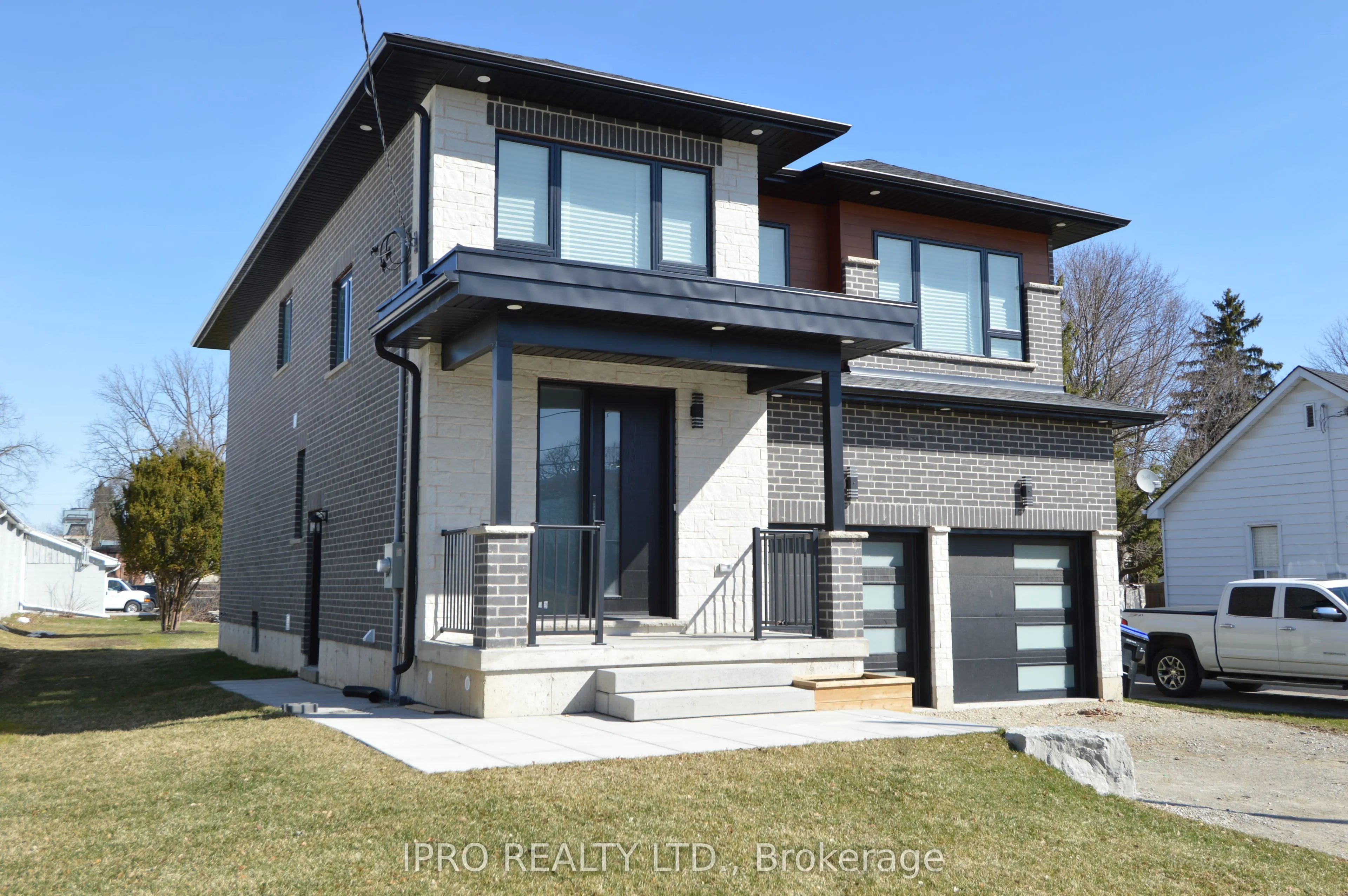 44 Albert Street W