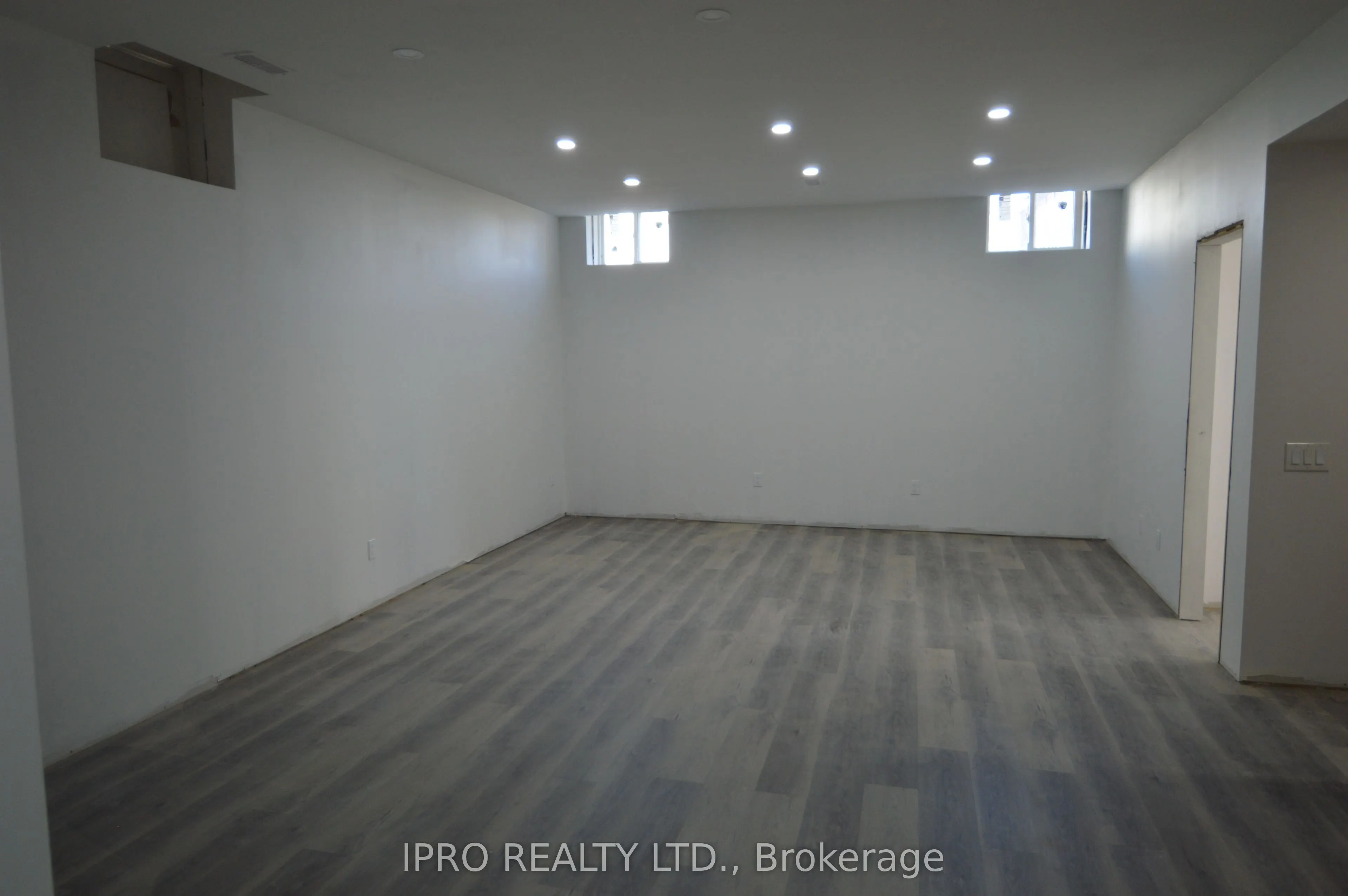 44 Albert Street W