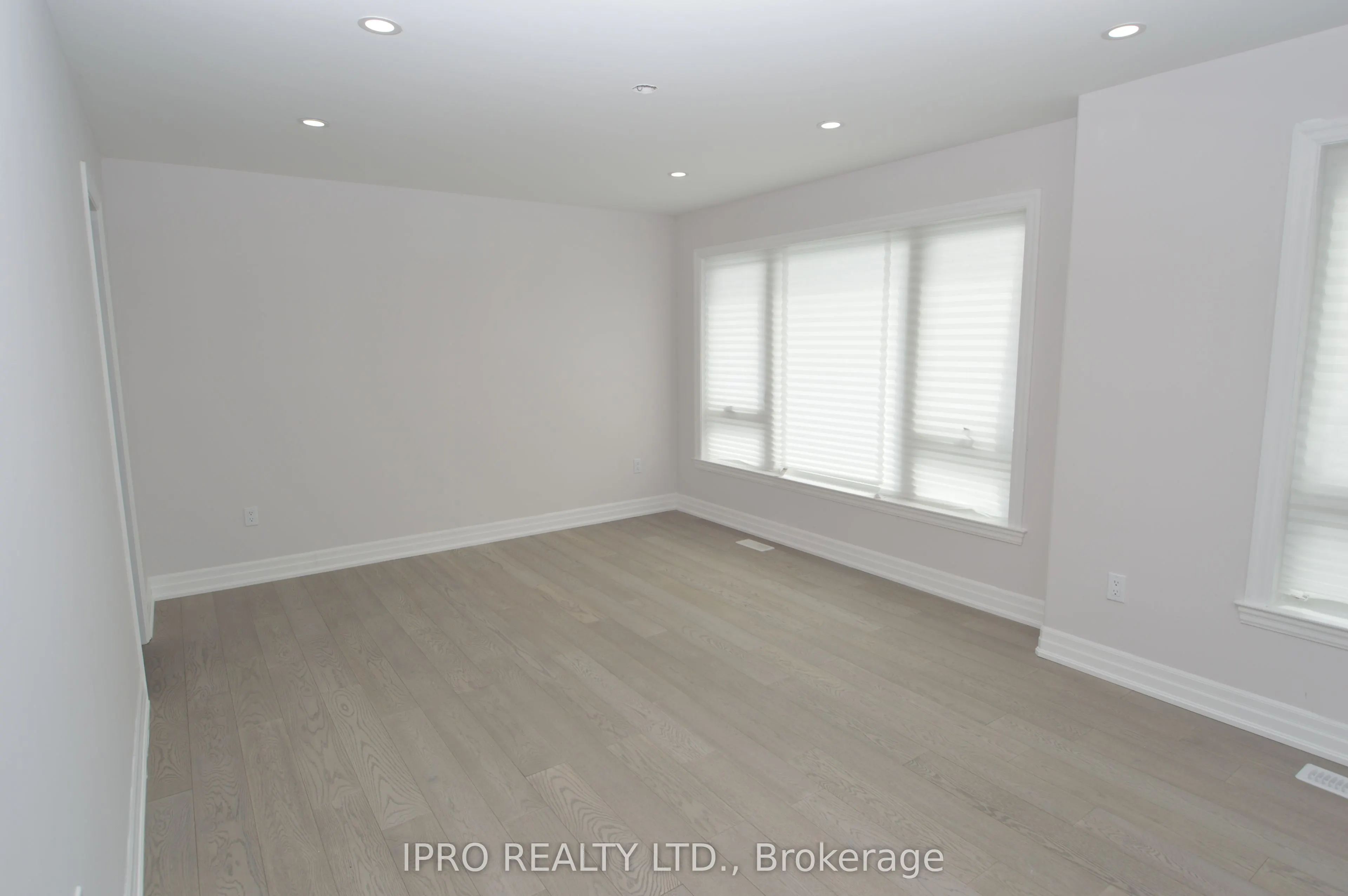 44 Albert Street W