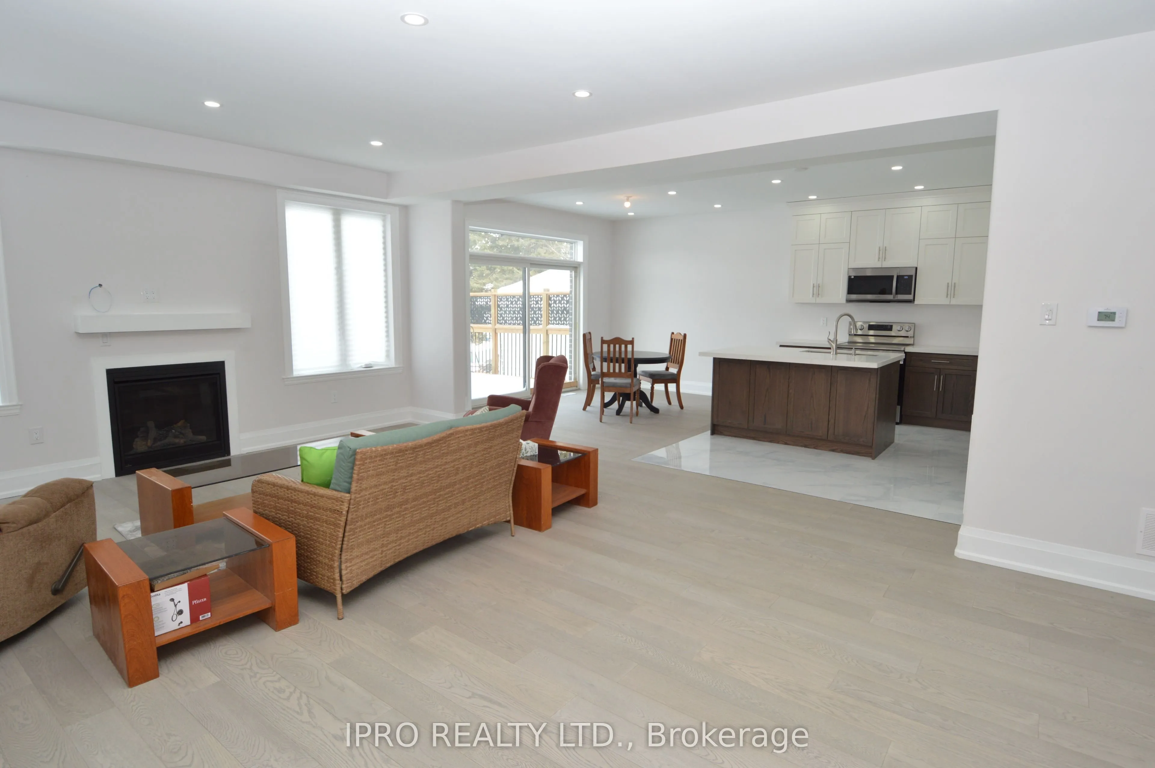 44 Albert Street W