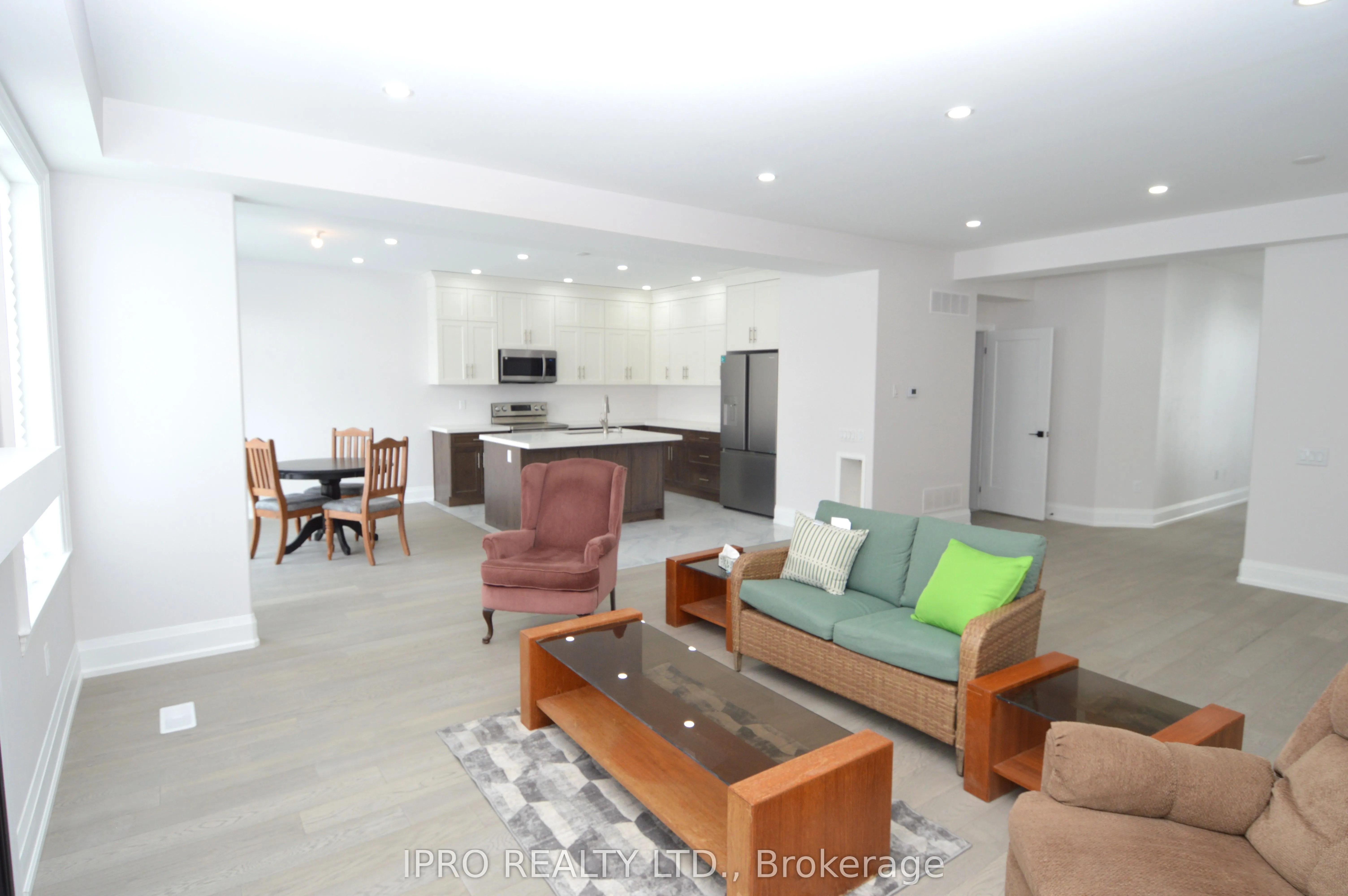 44 Albert Street W