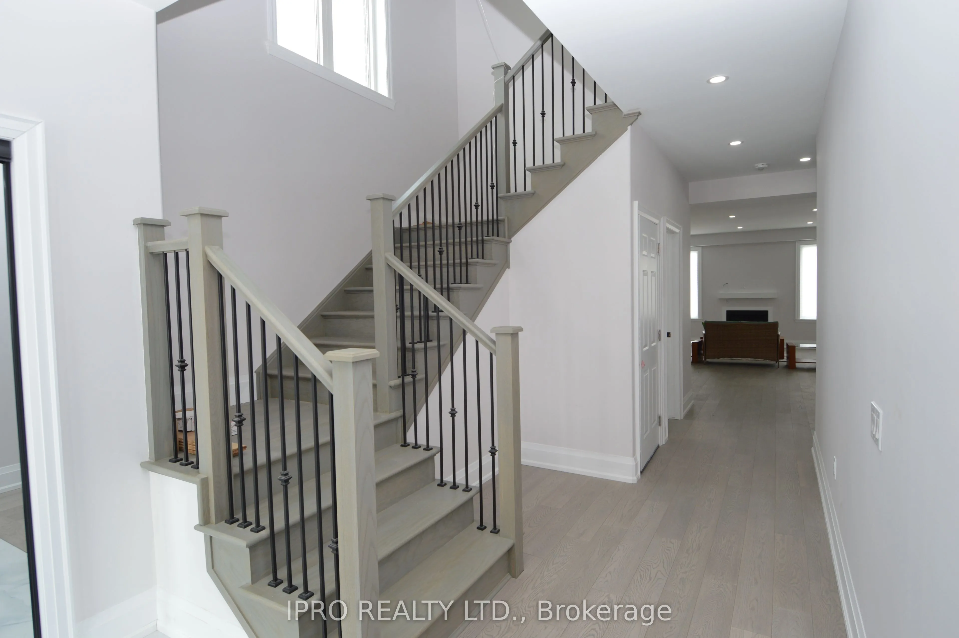 44 Albert Street W