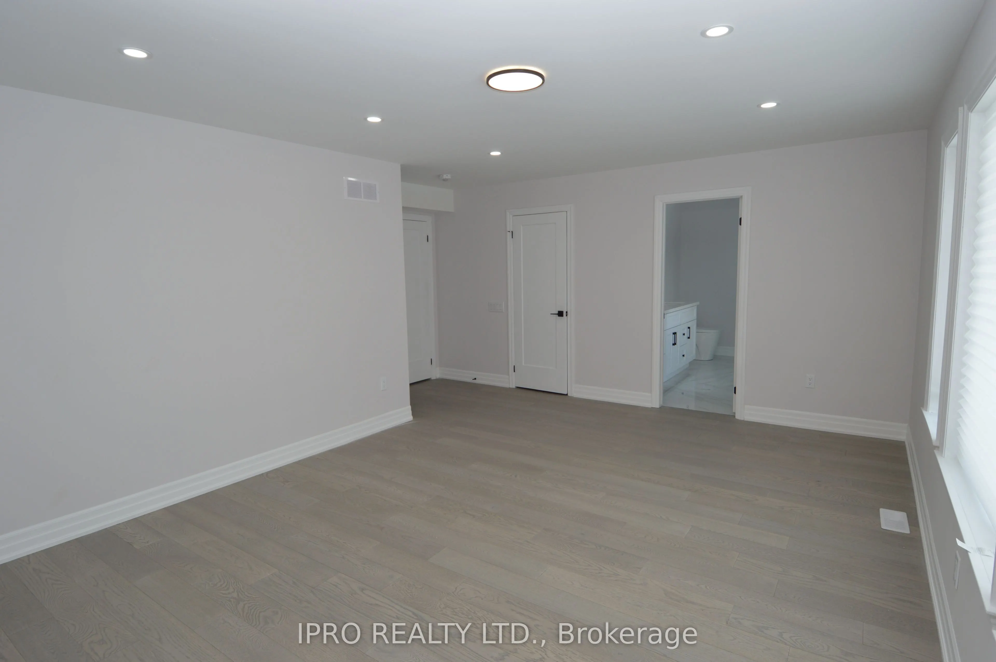 44 Albert Street W