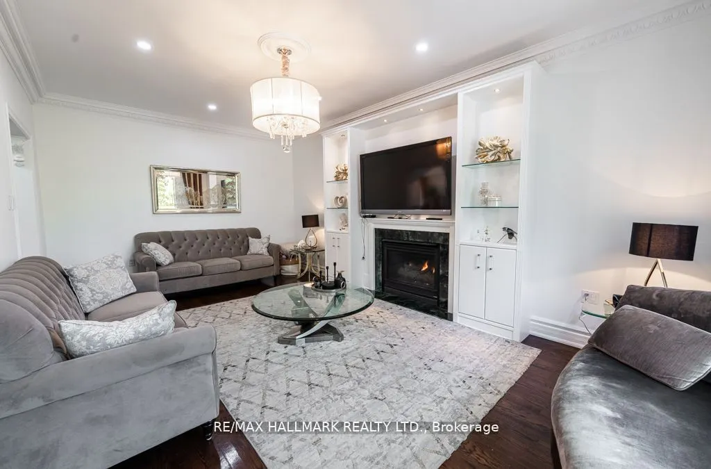 384 Kennedy Street W