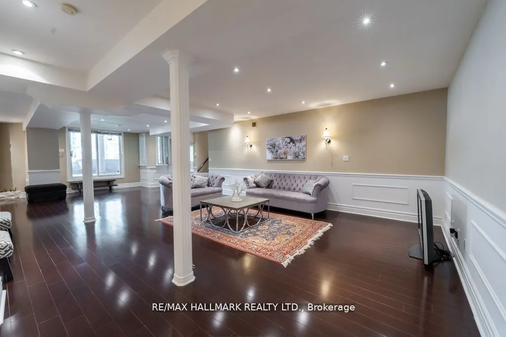 384 Kennedy Street W