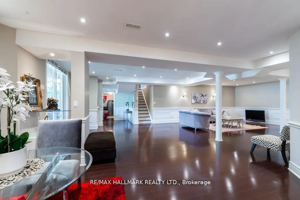 384 Kennedy Street W