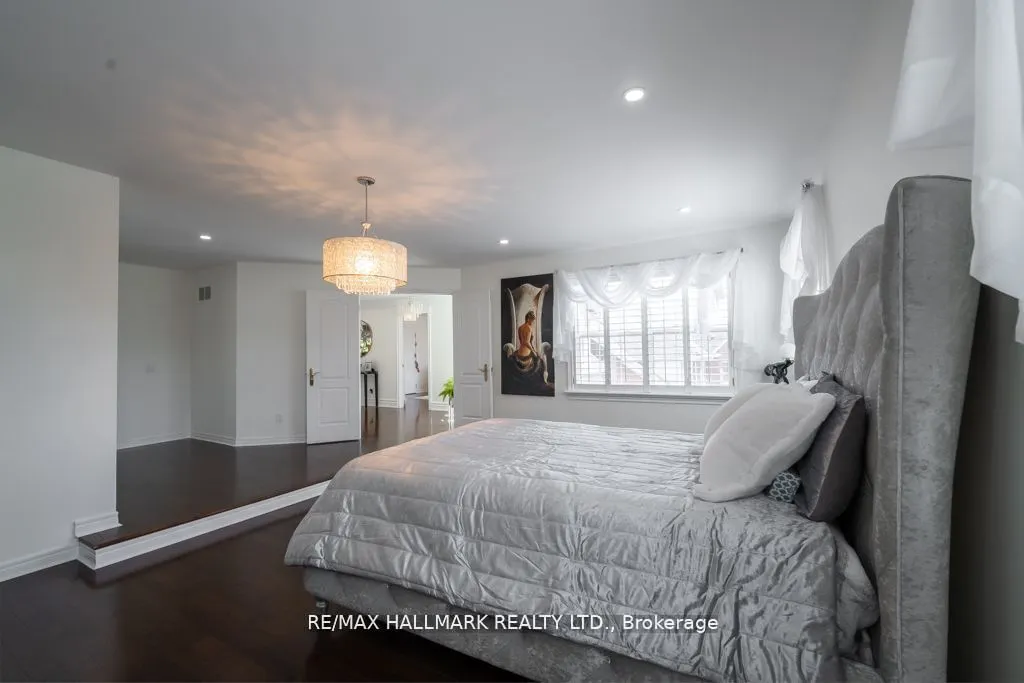 384 Kennedy Street W