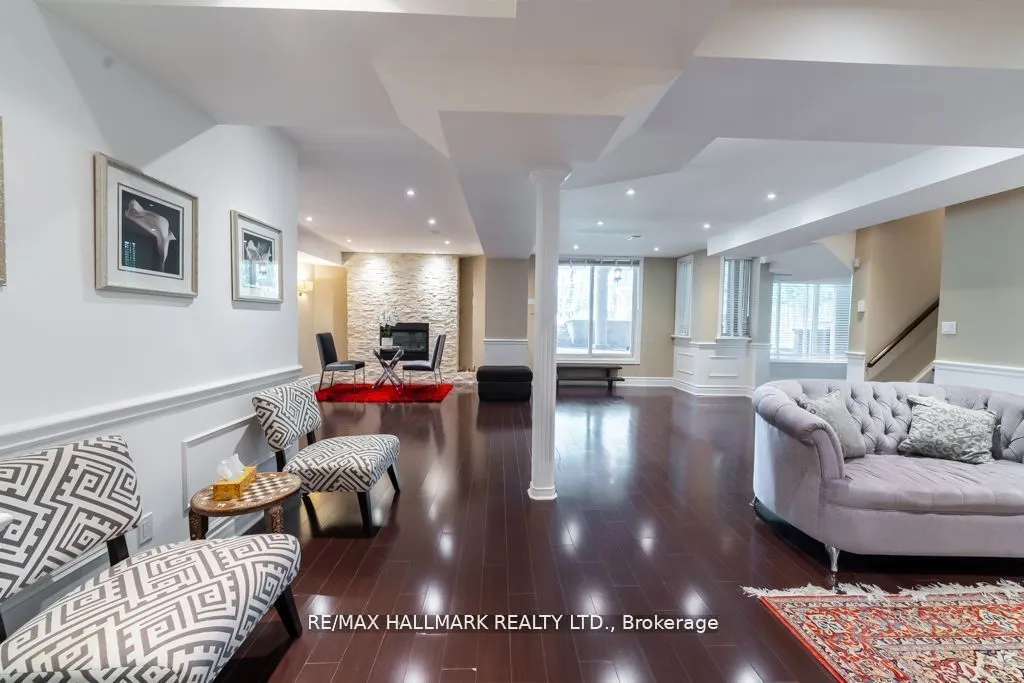 384 Kennedy Street W
