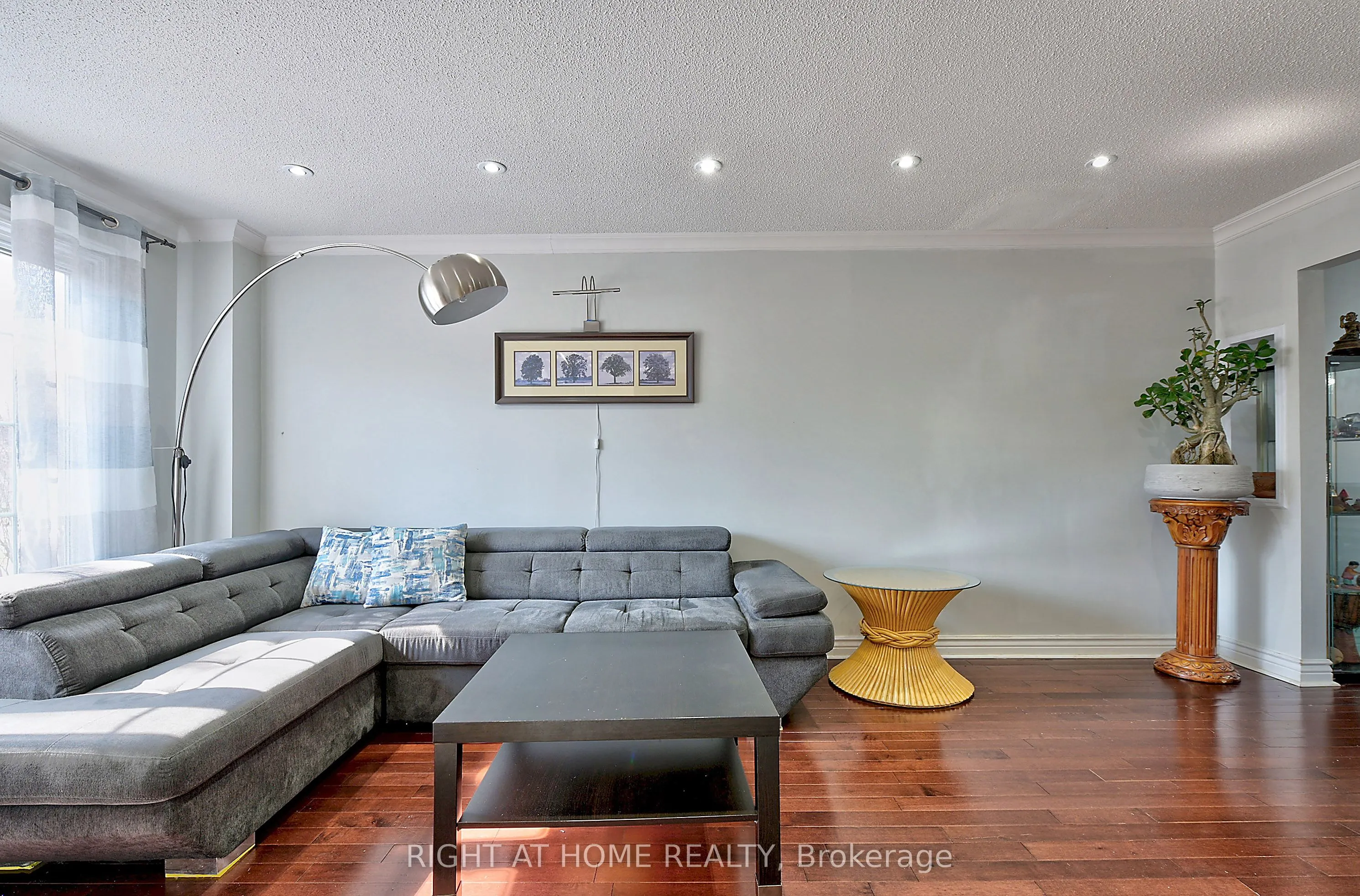 224 Ridgefield Crescent
