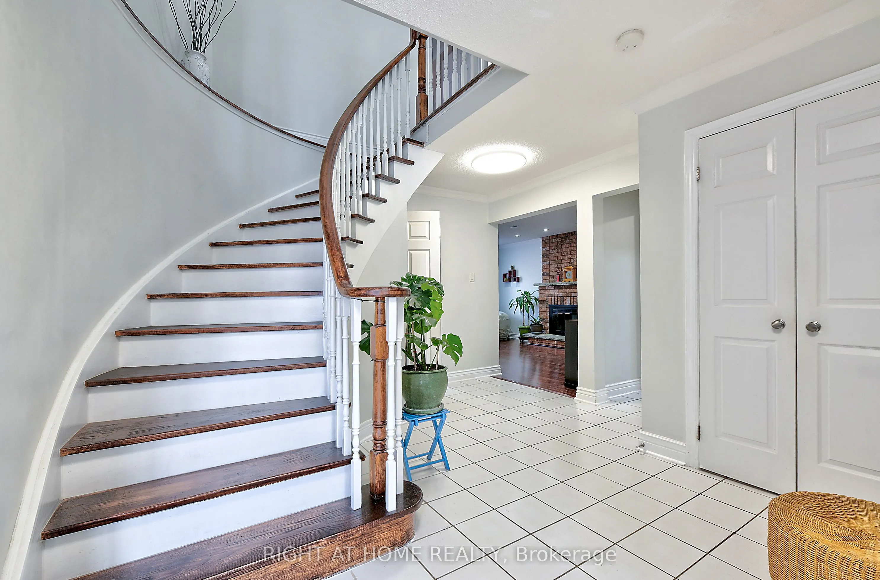 224 Ridgefield Crescent