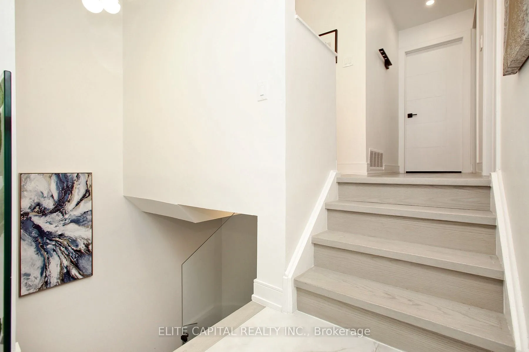 225 Snowshoe Crescent